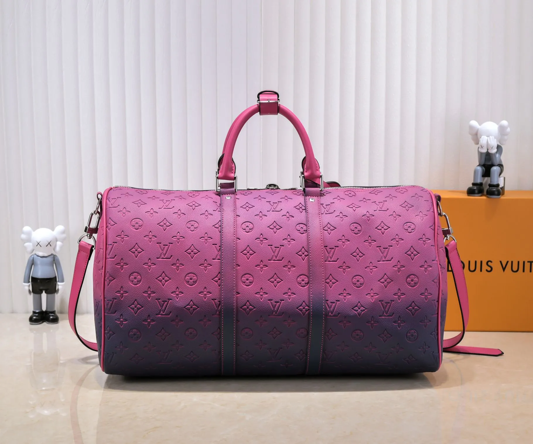 Batch 460💰Louis Vuitton launched the Keepall soft travel bag series in the 1930s. This time, it was transformed into a sophisticated design by Virgil Abloh, bursting with bright colors and high energy. The fluorescent hue of Taurillon Illusion leather gives the classic Monogram embossing a new twist. Detailed features Model number 59712 41416 50 x 29 x 23 cm (length x height x width) Taurillon leather Textile lining Cow leather trim Metal hardware Zip closure Internal zip pocket Generous capacity Removable name tag Handles: Double handles