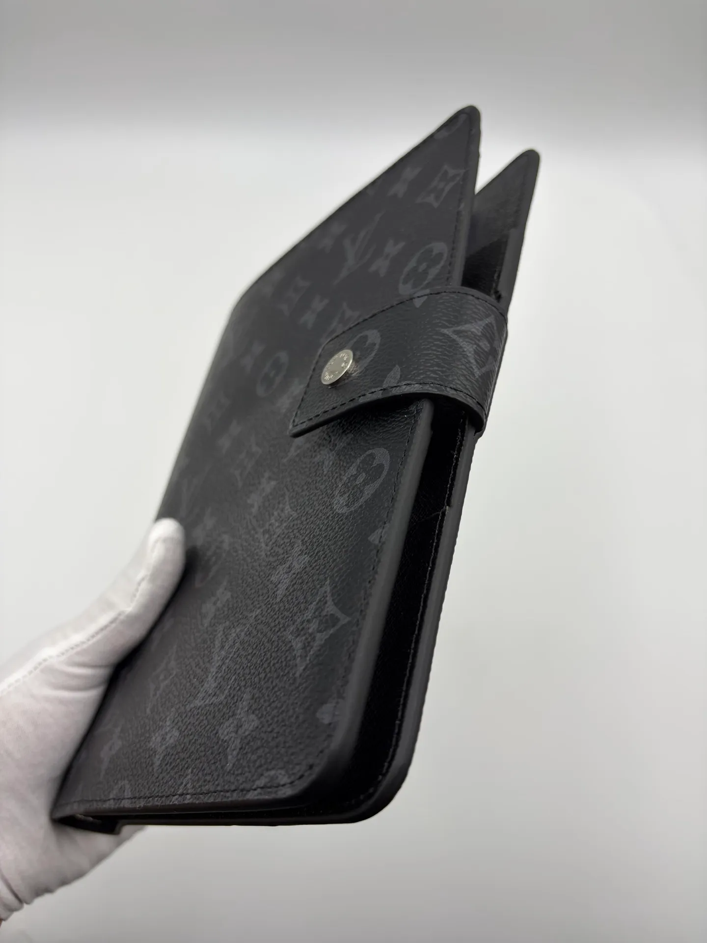 2026 hot model shipped, model M20002❤️This small notepad cover is made of Monogram canvas, can hold three credit cards, and can also be used as an address book, notebook or calendar. 18 x 23 cm (Length x Height) - Epi leather embossed with delicate LV initials and interlaced textured leather lining - Button closure - Six-ring binder with three rings in a set, six credit card slots and two internal compartments - Notepad insert available separately 👉