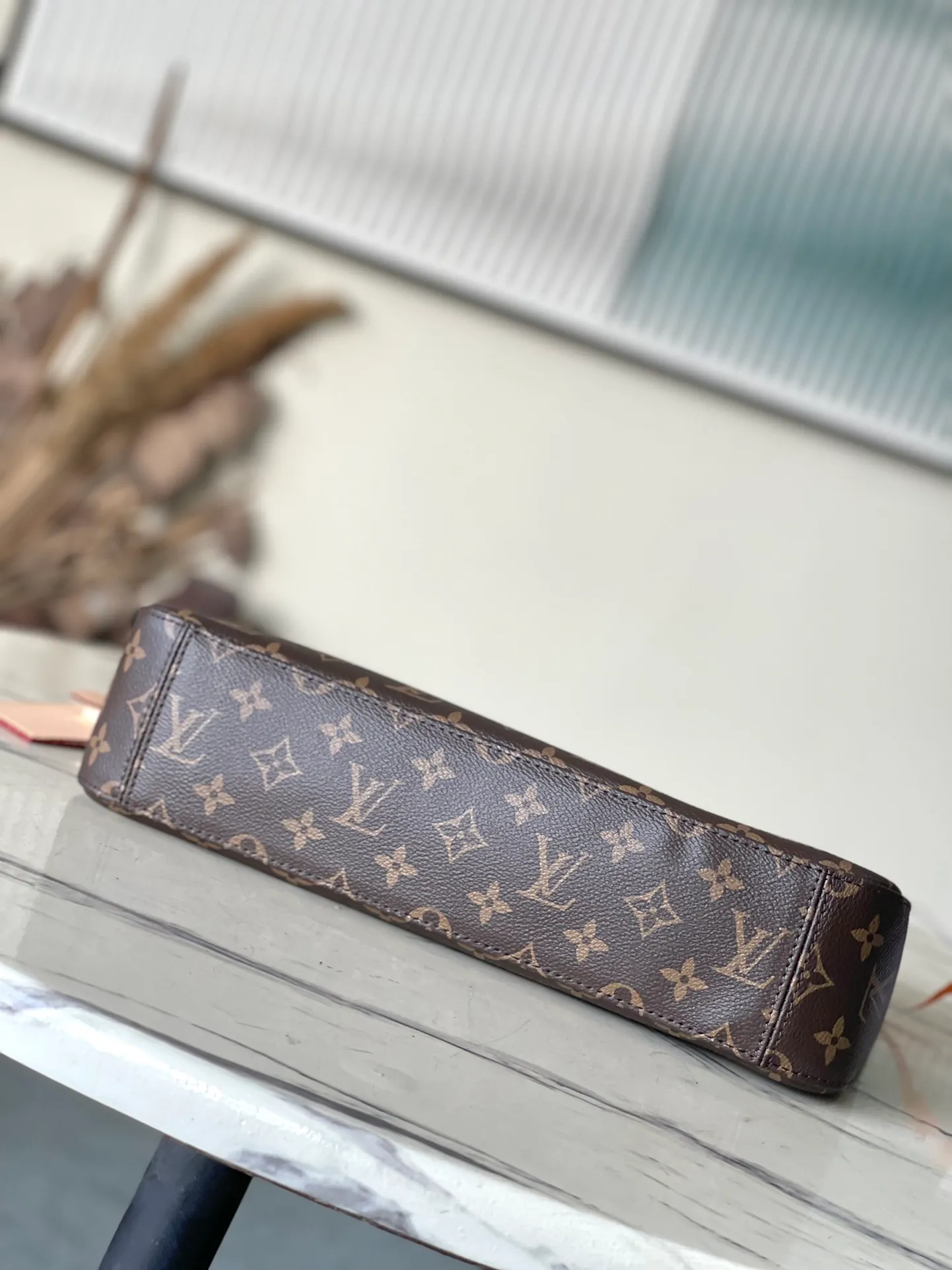 💰840 Top Original Order M11952 This small Slouchy handbag is made of Louis Vuitton's classic Monogram canvas. It has a chic silhouette that can be worn as a shoulder or a hand carry to suit various occasions such as business office or weekend travel. Brand-new padlocks and name tags mark the new season, highlighting the brand’s long heritage and exquisite craftsmanship. Dimensions: 33 × 22 × 9cm