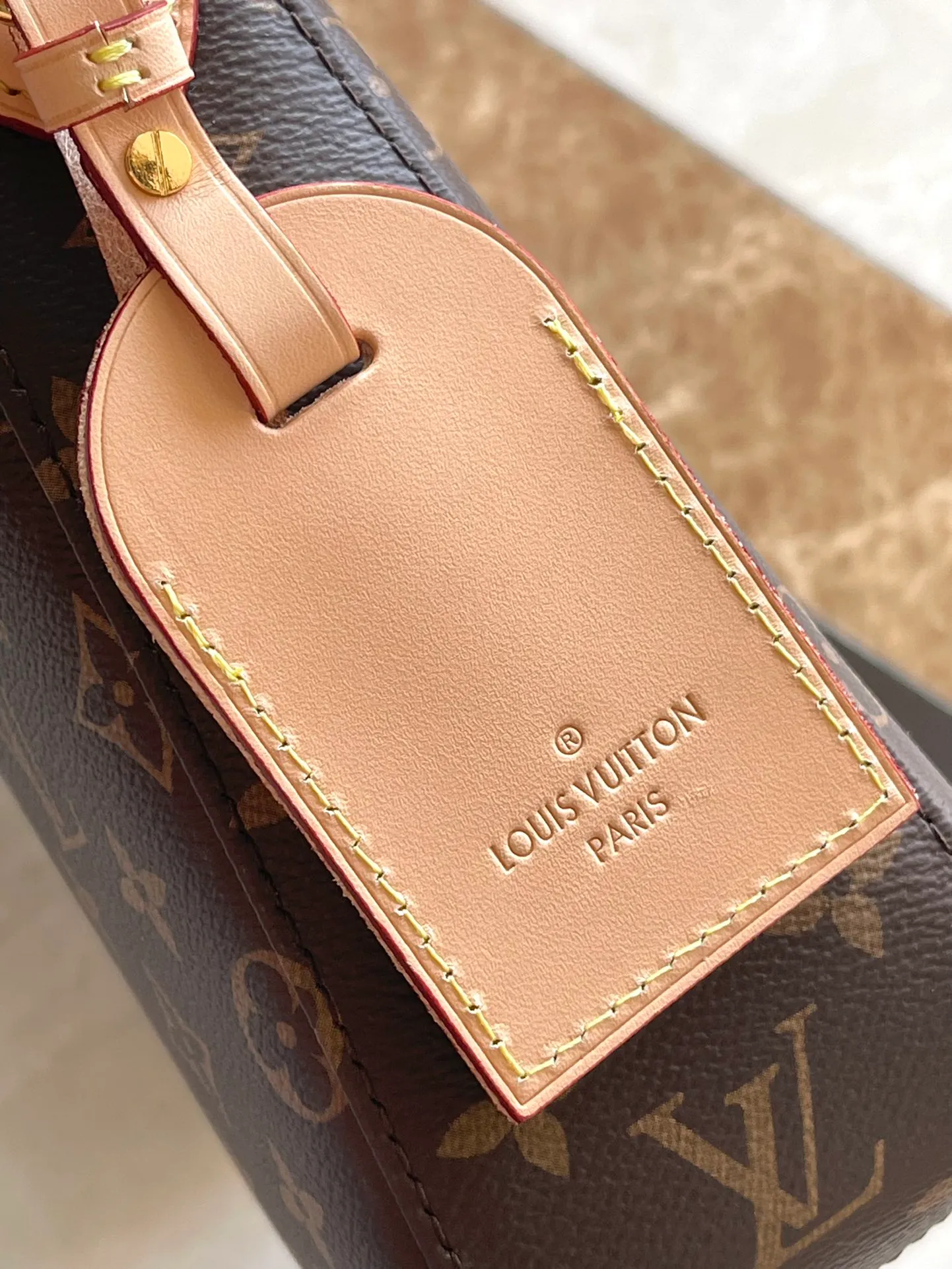 💰840 Top Original Order M11952 This small Slouchy handbag is made of Louis Vuitton's classic Monogram canvas. It has a chic silhouette that can be worn as a shoulder or a hand carry to suit various occasions such as business office or weekend travel. Brand-new padlocks and name tags mark the new season, highlighting the brand’s long heritage and exquisite craftsmanship. Dimensions: 33 × 22 × 9cm
