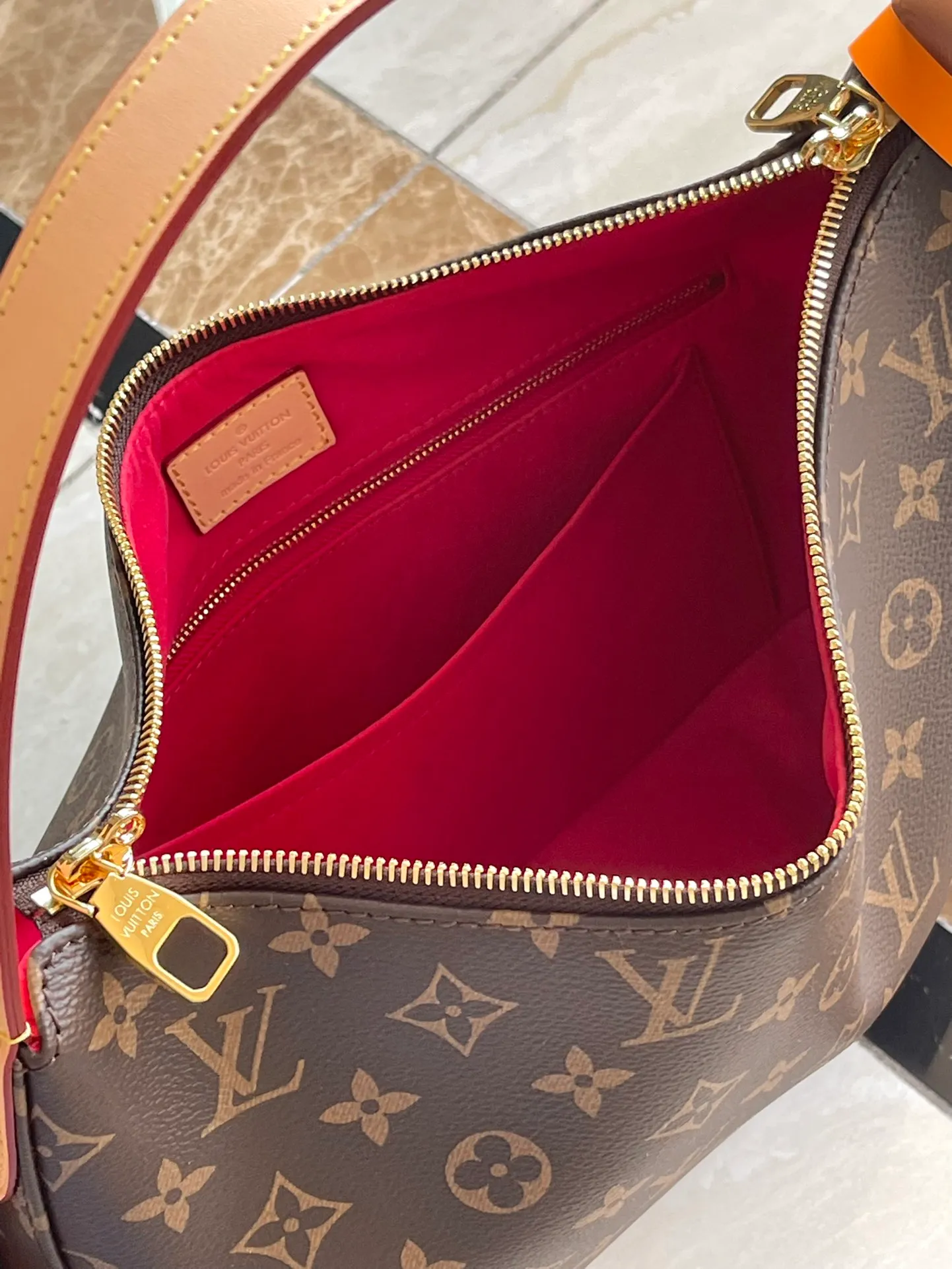 💰840 Top Original Order M11952 This small Slouchy handbag is made of Louis Vuitton's classic Monogram canvas. It has a chic silhouette that can be worn as a shoulder or a hand carry to suit various occasions such as business office or weekend travel. Brand-new padlocks and name tags mark the new season, highlighting the brand’s long heritage and exquisite craftsmanship. Dimensions: 33 × 22 × 9cm