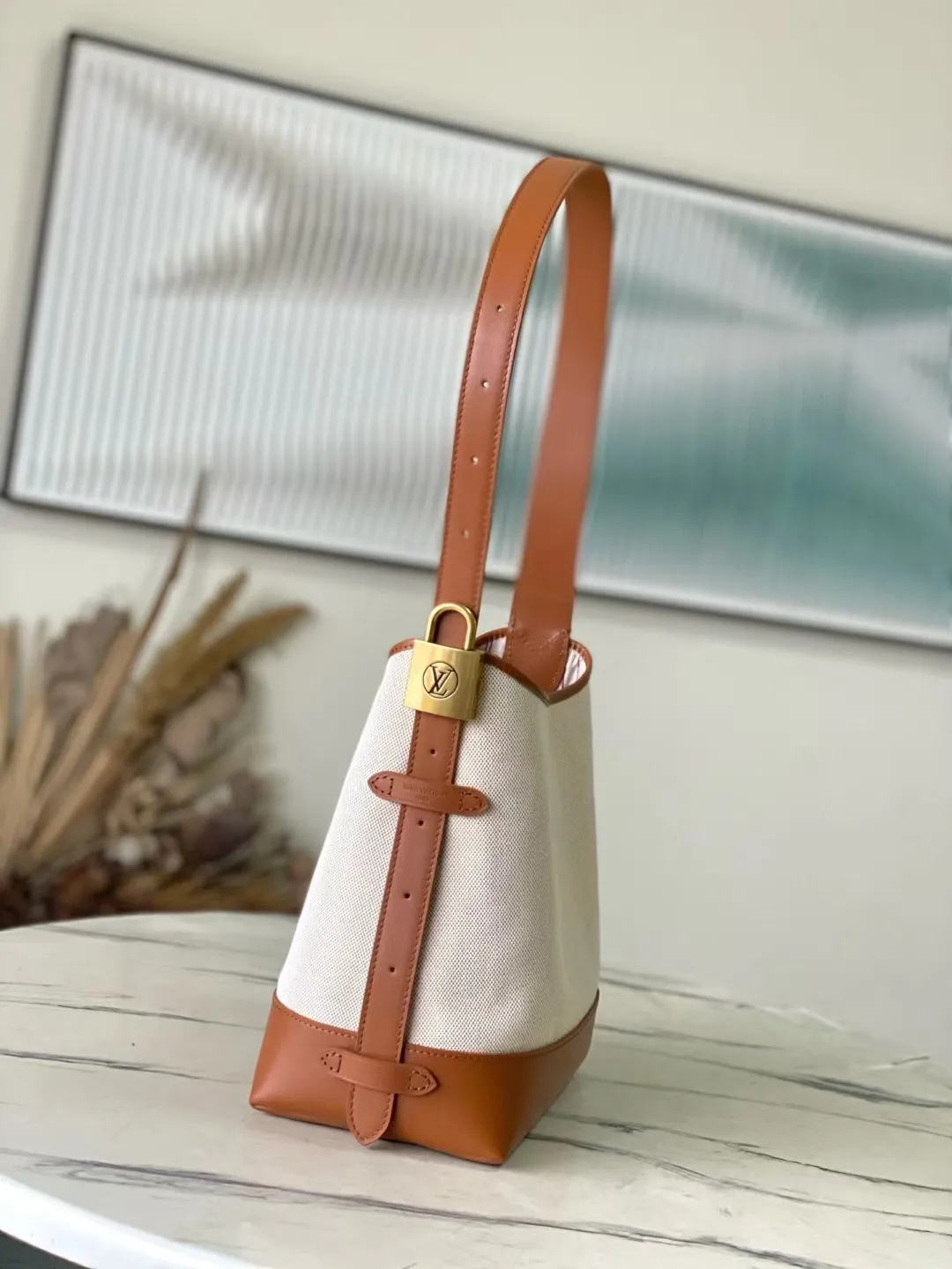 💰1180 (top layer leather) top original order M25468 This small LowKey Hobo handbag is made of canvas and cow leather, using texture contrast to interpret the elegant style of the new season. The distressed metal parts and removable Monogram zipper inner pocket recall the brand's trunk-making heritage, and the striped lining highlights the exquisite details. Dimensions: 24 × 28 × 16 cm