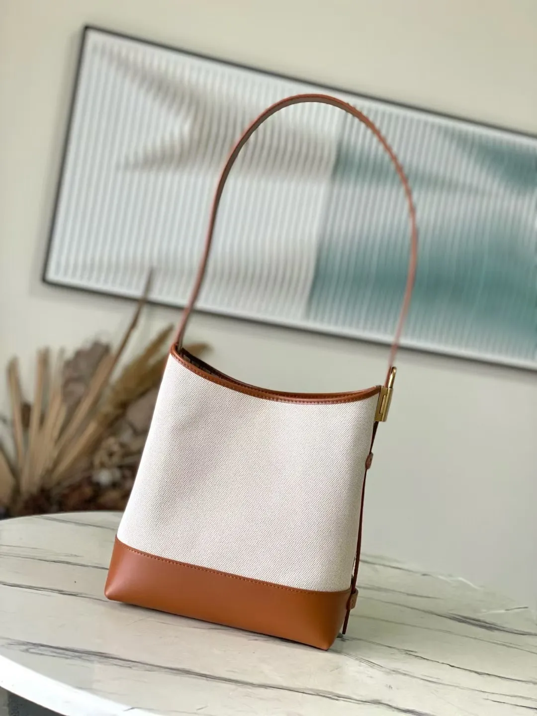 💰1180 (top layer leather) top original order M25468 This small LowKey Hobo handbag is made of canvas and cow leather, using texture contrast to interpret the elegant style of the new season. The distressed metal parts and removable Monogram zipper inner pocket recall the brand's trunk-making heritage, and the striped lining highlights the exquisite details. Dimensions: 24 × 28 × 16 cm