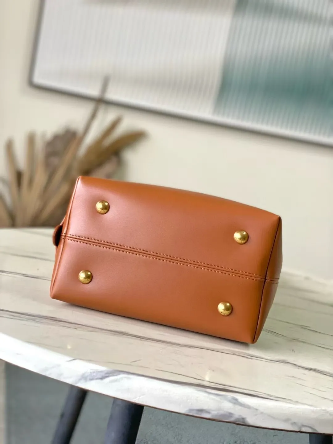 💰1180 (top layer leather) top original order M25468 This small LowKey Hobo handbag is made of canvas and cow leather, using texture contrast to interpret the elegant style of the new season. The distressed metal parts and removable Monogram zipper inner pocket recall the brand's trunk-making heritage, and the striped lining highlights the exquisite details. Dimensions: 24 × 28 × 16 cm