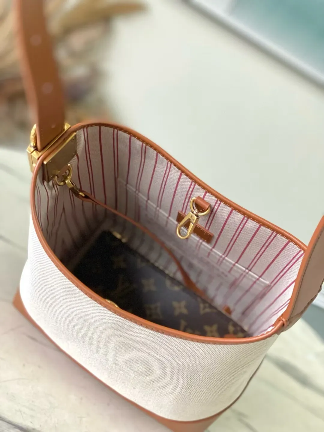 💰1180 (top layer leather) top original order M25468 This small LowKey Hobo handbag is made of canvas and cow leather, using texture contrast to interpret the elegant style of the new season. The distressed metal parts and removable Monogram zipper inner pocket recall the brand's trunk-making heritage, and the striped lining highlights the exquisite details. Dimensions: 24 × 28 × 16 cm