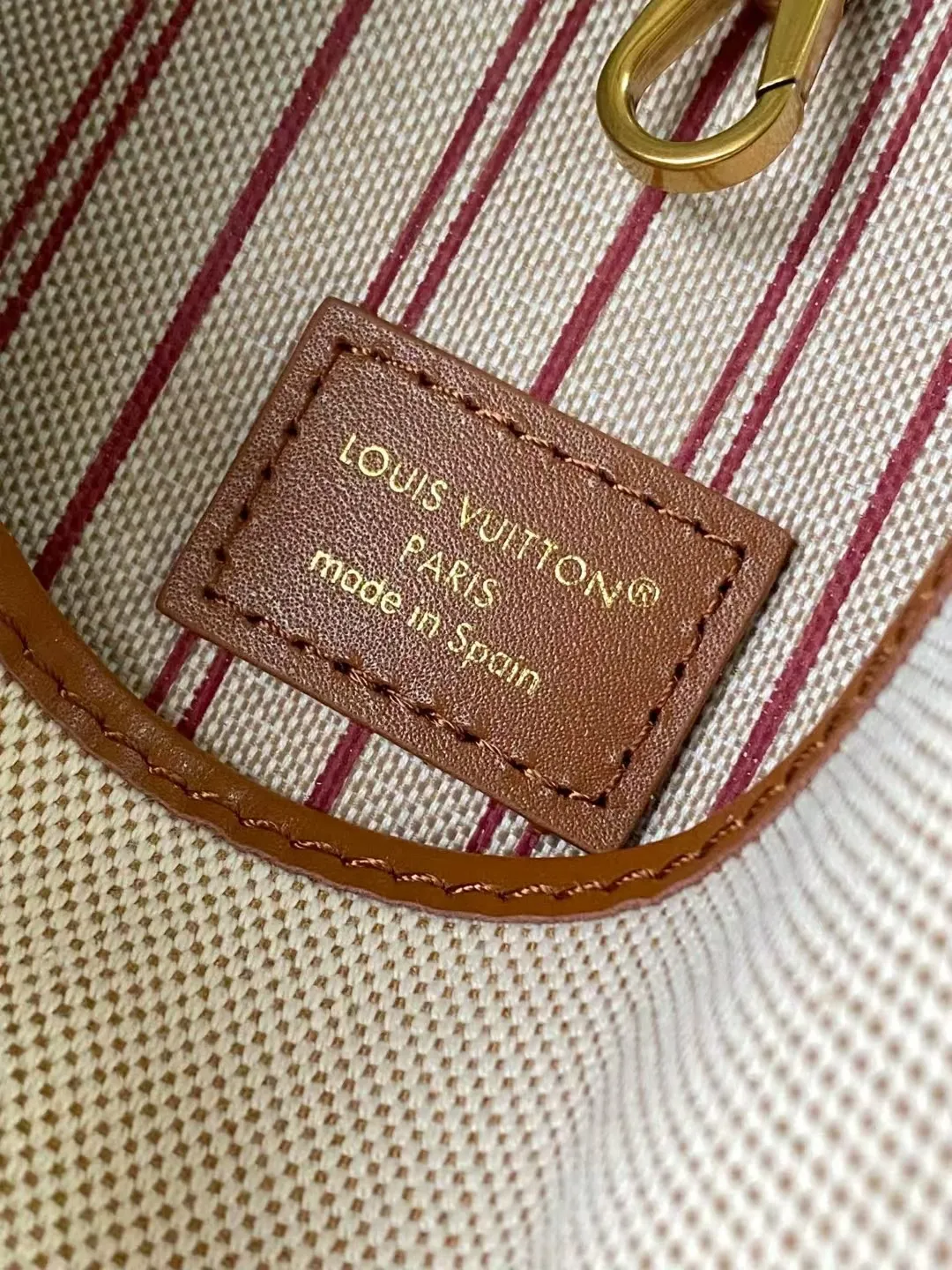 💰1180 (top layer leather) top original order M25468 This small LowKey Hobo handbag is made of canvas and cow leather, using texture contrast to interpret the elegant style of the new season. The distressed metal parts and removable Monogram zipper inner pocket recall the brand's trunk-making heritage, and the striped lining highlights the exquisite details. Dimensions: 24 × 28 × 16 cm