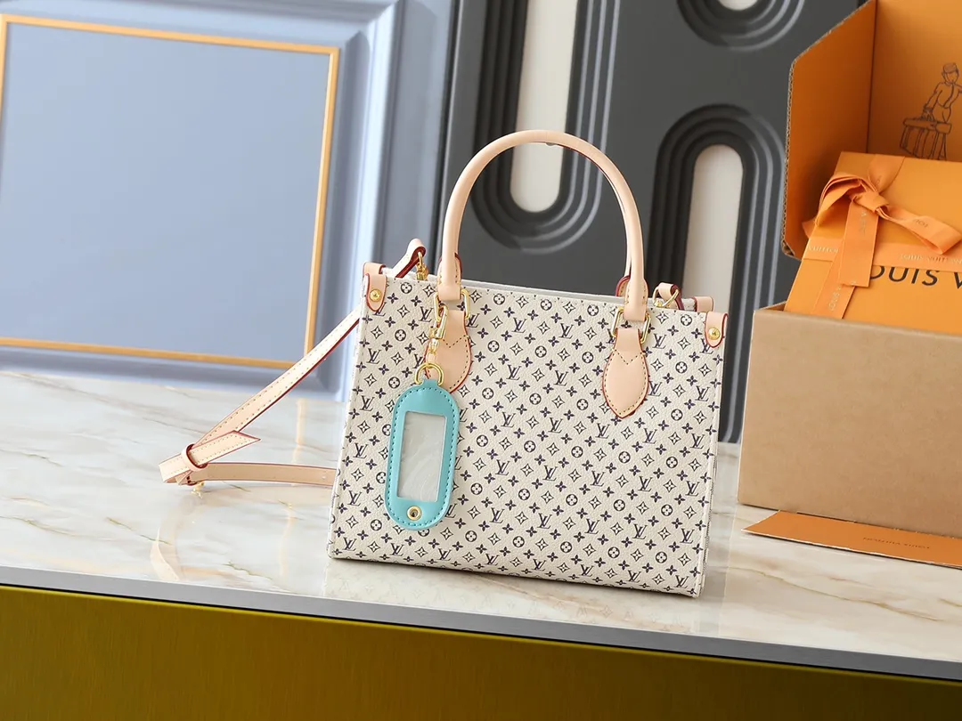 💰240💰Upgraded from the original M13158 M45659 M46373 M44571. This OnTheGo small handbag is made of Monogram and Monogram Reverse canvas, with the Monogram Giant pattern embellished on it. The Toron handle and the jacquard textured shoulder strap decorated with the brand's logo create a visual contrast, and the detachable coin bag is suitable for storing change or small items. It combines fashionable charm with various functions, making it a good daily companion. 25.0 x 19.0 x 11.5 cm (length x height x width)