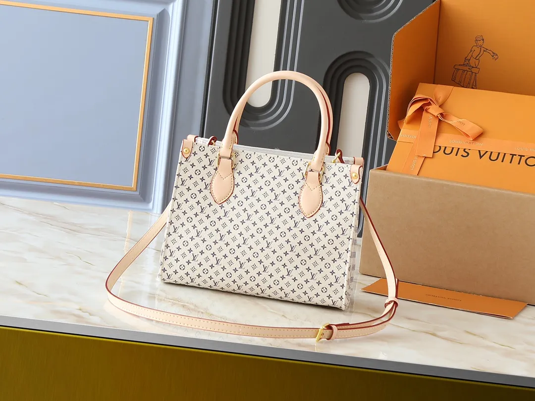 💰240💰Upgraded from the original M13158 M45659 M46373 M44571. This OnTheGo small handbag is made of Monogram and Monogram Reverse canvas, with the Monogram Giant pattern embellished on it. The Toron handle and the jacquard textured shoulder strap decorated with the brand's logo create a visual contrast, and the detachable coin bag is suitable for storing change or small items. It combines fashionable charm with various functions, making it a good daily companion. 25.0 x 19.0 x 11.5 cm (length x height x width)