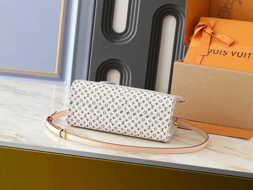 💰240💰Upgraded from the original M13158 M45659 M46373 M44571. This OnTheGo small handbag is made of Monogram and Monogram Reverse canvas, with the Monogram Giant pattern embellished on it. The Toron handle and the jacquard textured shoulder strap decorated with the brand's logo create a visual contrast, and the detachable coin bag is suitable for storing change or small items. It combines fashionable charm with various functions, making it a good daily companion. 25.0 x 19.0 x 11.5 cm (length x height x width)