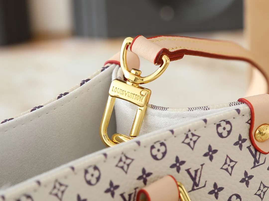 💰240💰Upgraded from the original M13158 M45659 M46373 M44571. This OnTheGo small handbag is made of Monogram and Monogram Reverse canvas, with the Monogram Giant pattern embellished on it. The Toron handle and the jacquard textured shoulder strap decorated with the brand's logo create a visual contrast, and the detachable coin bag is suitable for storing change or small items. It combines fashionable charm with various functions, making it a good daily companion. 25.0 x 19.0 x 11.5 cm (length x height x width)