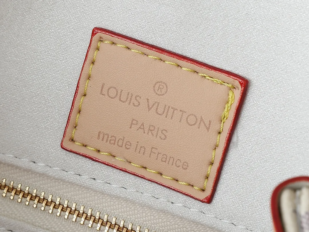 💰240💰Upgraded from the original M13158 M45659 M46373 M44571. This OnTheGo small handbag is made of Monogram and Monogram Reverse canvas, with the Monogram Giant pattern embellished on it. The Toron handle and the jacquard textured shoulder strap decorated with the brand's logo create a visual contrast, and the detachable coin bag is suitable for storing change or small items. It combines fashionable charm with various functions, making it a good daily companion. 25.0 x 19.0 x 11.5 cm (length x height x width)
