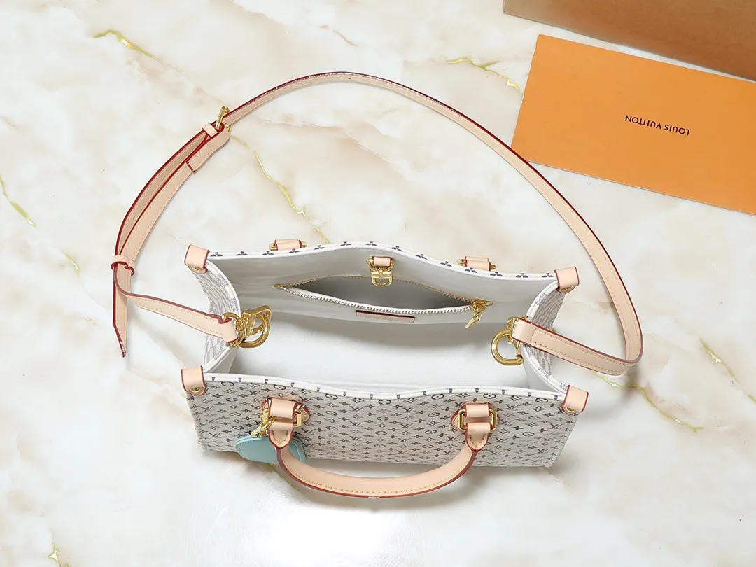 💰240💰Upgraded from the original M13158 M45659 M46373 M44571. This OnTheGo small handbag is made of Monogram and Monogram Reverse canvas, with the Monogram Giant pattern embellished on it. The Toron handle and the jacquard textured shoulder strap decorated with the brand's logo create a visual contrast, and the detachable coin bag is suitable for storing change or small items. It combines fashionable charm with various functions, making it a good daily companion. 25.0 x 19.0 x 11.5 cm (length x height x width)