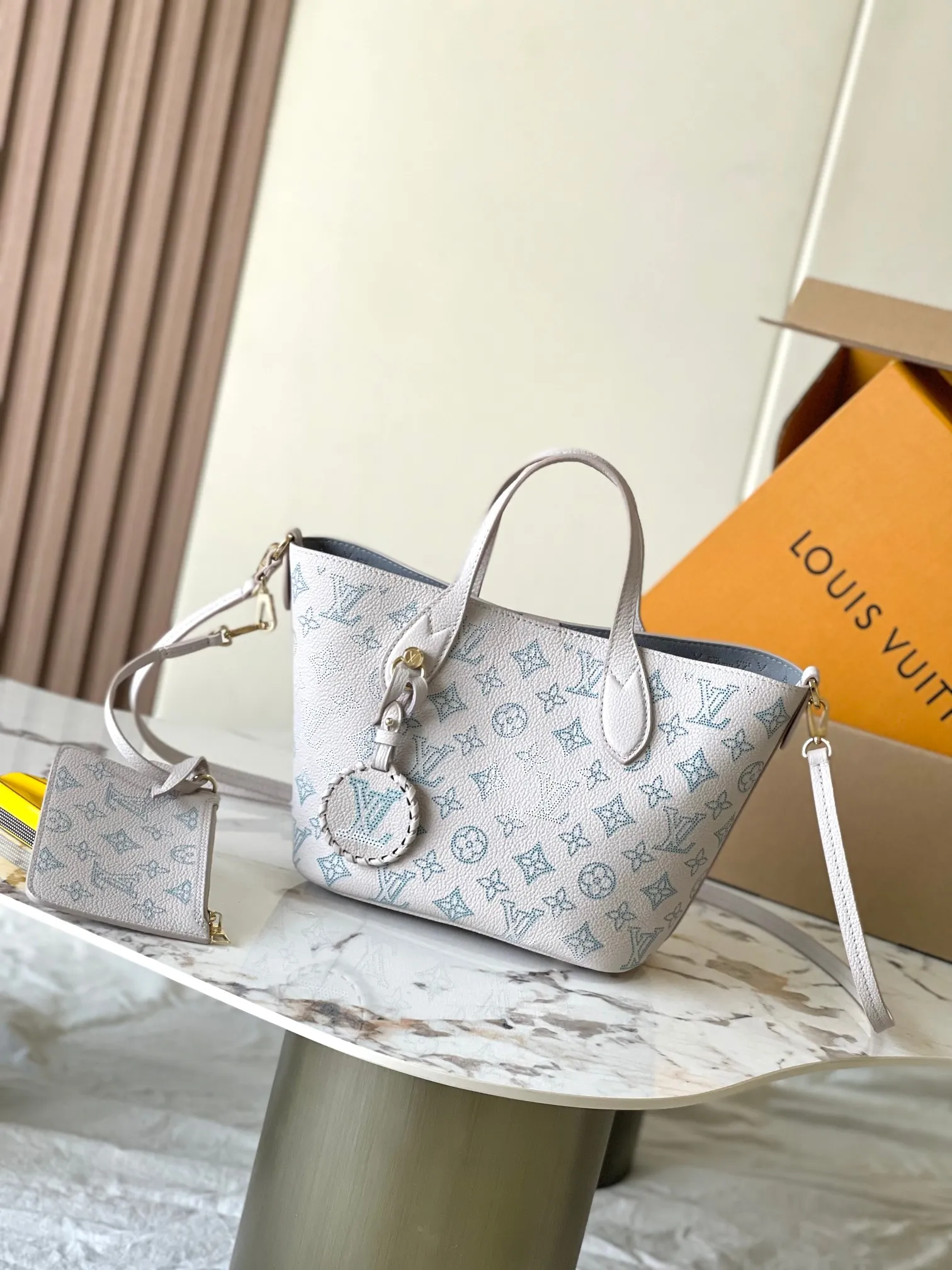 p3000 [Special grade MB chip version original leather] This Bella bucket bag hollow out (gradient) Model: M12088 hollow dynamic chip version Material: A-grade all-steel hardware, imported original fabric Packaging: full set of original duty-free MB packaging Size: 22*14*16