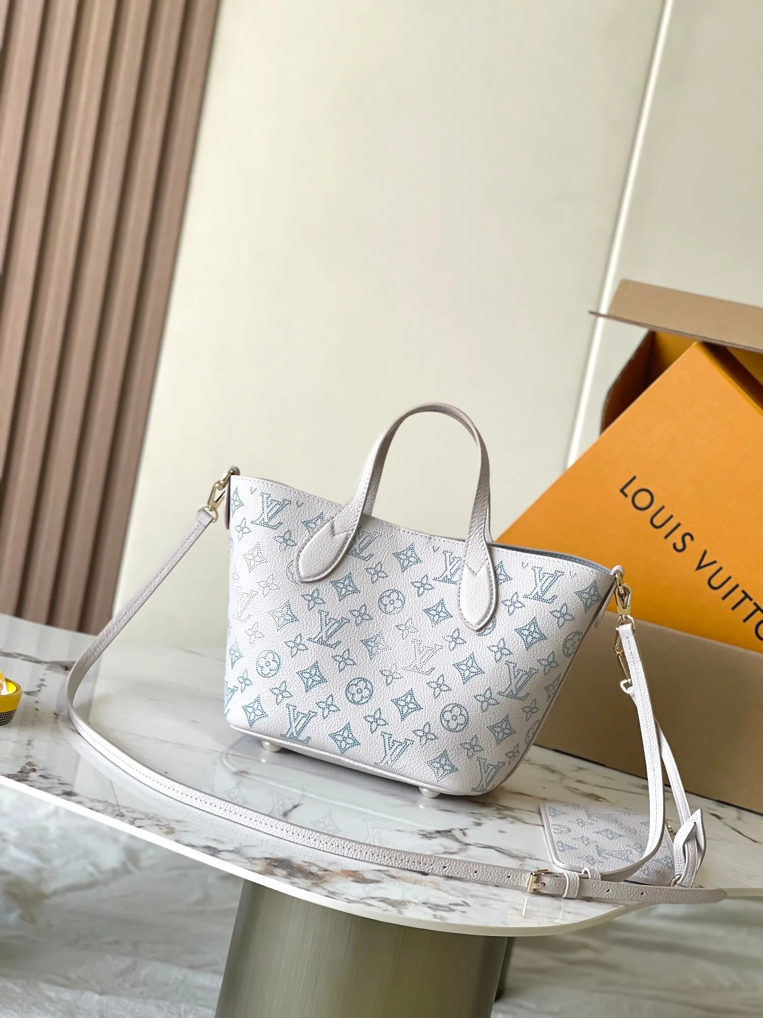 p3000 [Special grade MB chip version original leather] This Bella bucket bag hollow out (gradient) Model: M12088 hollow dynamic chip version Material: A-grade all-steel hardware, imported original fabric Packaging: full set of original duty-free MB packaging Size: 22*14*16