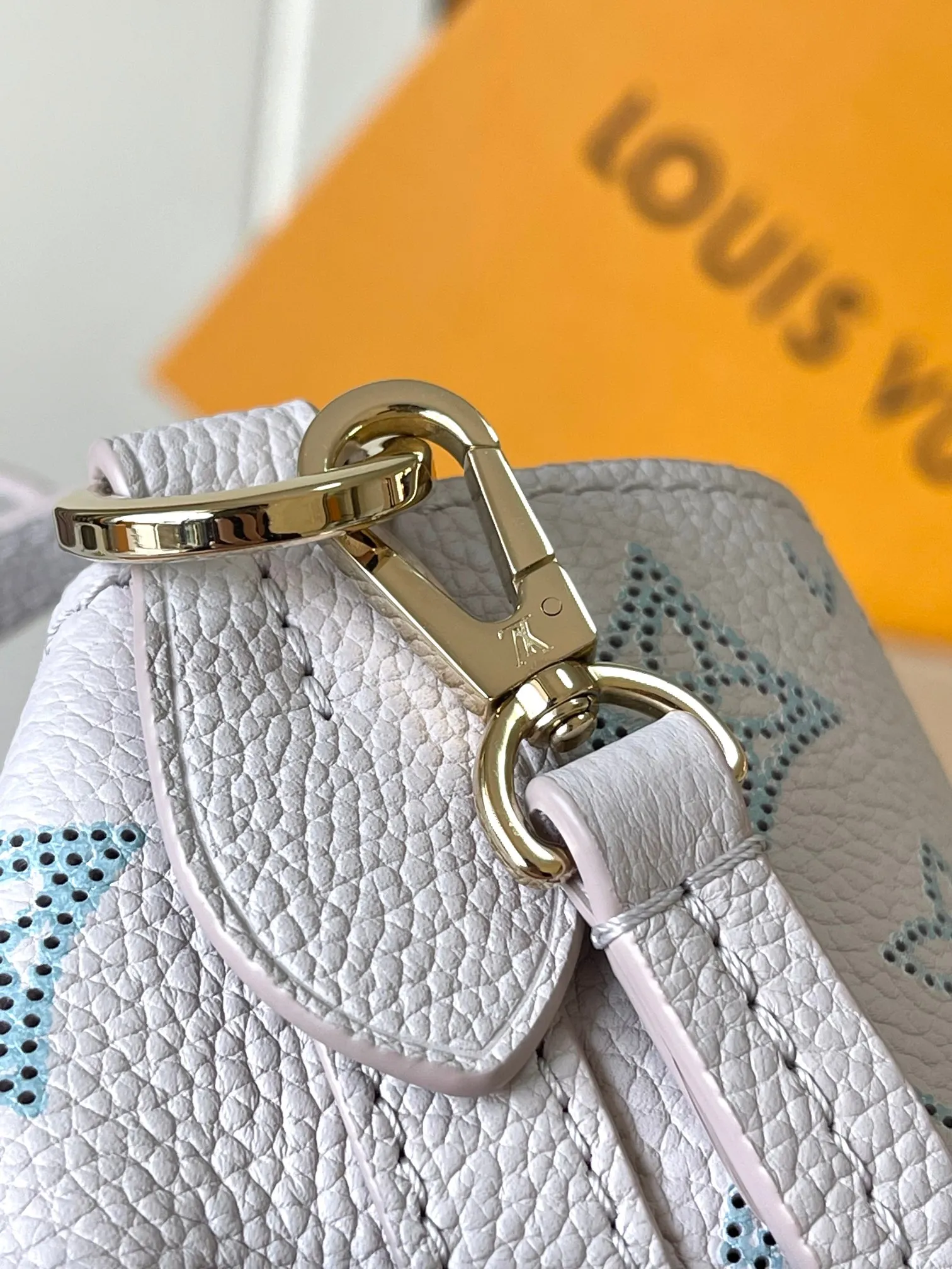 p3000 [Special grade MB chip version original leather] This Bella bucket bag hollow out (gradient) Model: M12088 hollow dynamic chip version Material: A-grade all-steel hardware, imported original fabric Packaging: full set of original duty-free MB packaging Size: 22*14*16