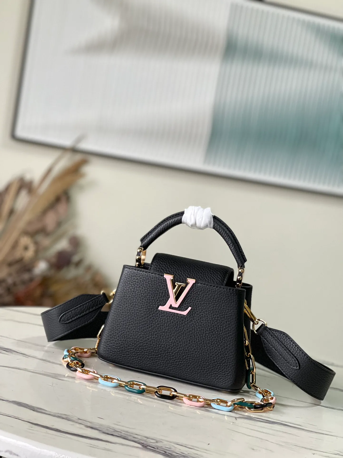 💰2460 (Special Original Leather) M21641 Black Mini This Capucines mini handbag has metal and resin links interlocking with each other, adding a fun detachable chain to the classic design. Taurillon leather has a shiny look, and the logo can be highlighted by placing the flap on the inside. Dimensions: 21 x 14 x 8 cm