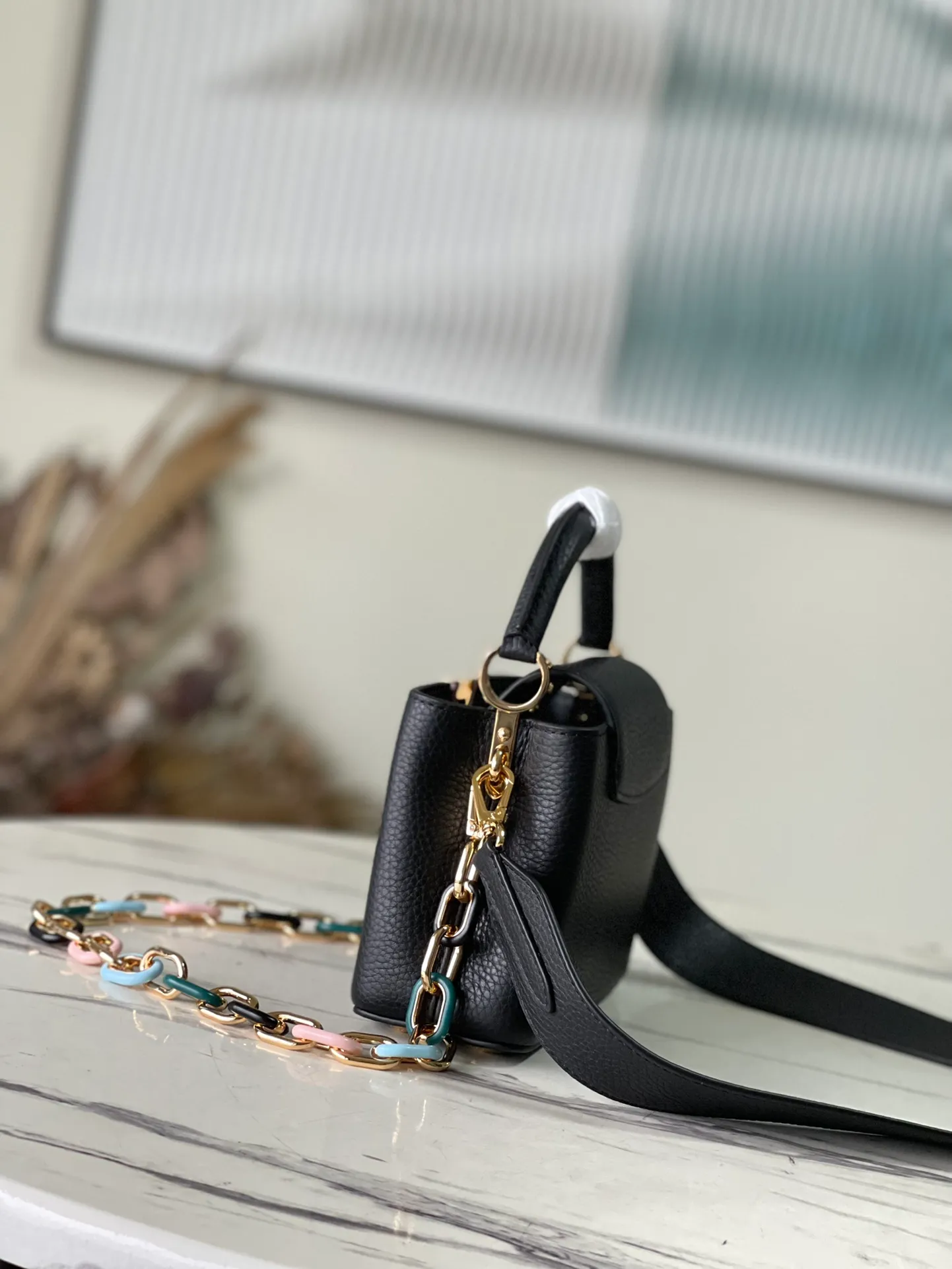💰2460 (Special Original Leather) M21641 Black Mini This Capucines mini handbag has metal and resin links interlocking with each other, adding a fun detachable chain to the classic design. Taurillon leather has a shiny look, and the logo can be highlighted by placing the flap on the inside. Dimensions: 21 x 14 x 8 cm
