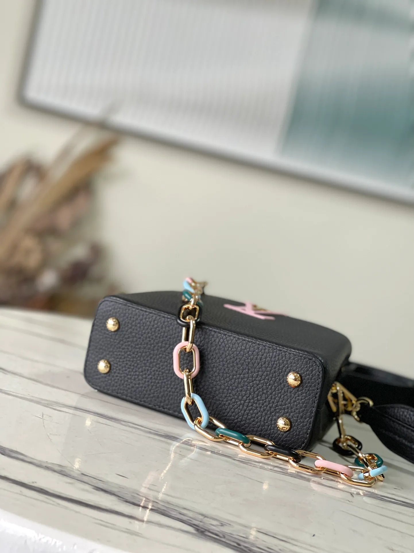 💰2460 (Special Original Leather) M21641 Black Mini This Capucines mini handbag has metal and resin links interlocking with each other, adding a fun detachable chain to the classic design. Taurillon leather has a shiny look, and the logo can be highlighted by placing the flap on the inside. Dimensions: 21 x 14 x 8 cm