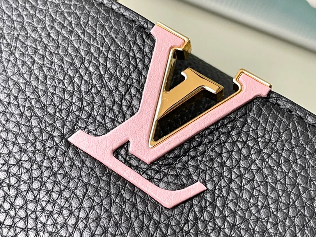 💰2460 (Special Original Leather) M21641 Black Mini This Capucines mini handbag has metal and resin links interlocking with each other, adding a fun detachable chain to the classic design. Taurillon leather has a shiny look, and the logo can be highlighted by placing the flap on the inside. Dimensions: 21 x 14 x 8 cm