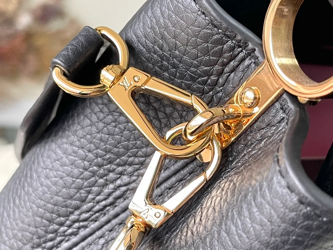 💰2460 (Special Original Leather) M21641 Black Mini This Capucines mini handbag has metal and resin links interlocking with each other, adding a fun detachable chain to the classic design. Taurillon leather has a shiny look, and the logo can be highlighted by placing the flap on the inside. Dimensions: 21 x 14 x 8 cm