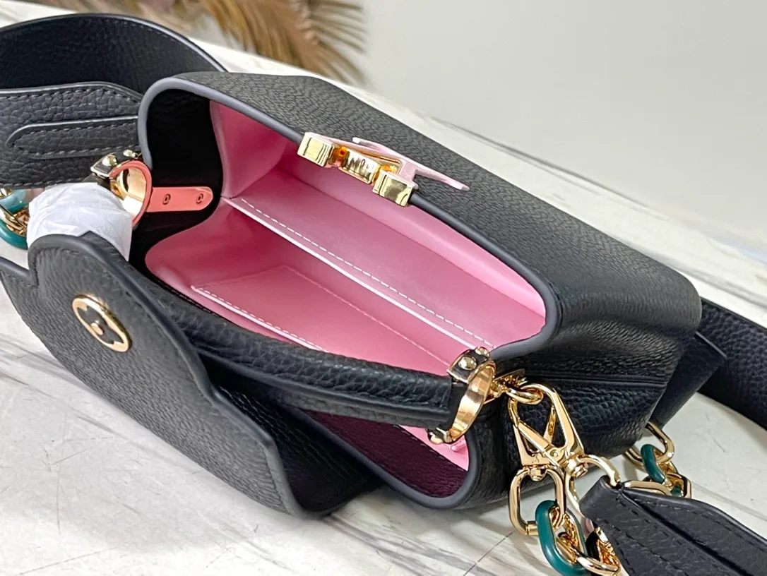 💰2460 (Special Original Leather) M21641 Black Mini This Capucines mini handbag has metal and resin links interlocking with each other, adding a fun detachable chain to the classic design. Taurillon leather has a shiny look, and the logo can be highlighted by placing the flap on the inside. Dimensions: 21 x 14 x 8 cm