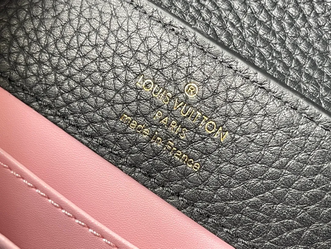 💰2460 (Special Original Leather) M21641 Black Mini This Capucines mini handbag has metal and resin links interlocking with each other, adding a fun detachable chain to the classic design. Taurillon leather has a shiny look, and the logo can be highlighted by placing the flap on the inside. Dimensions: 21 x 14 x 8 cm