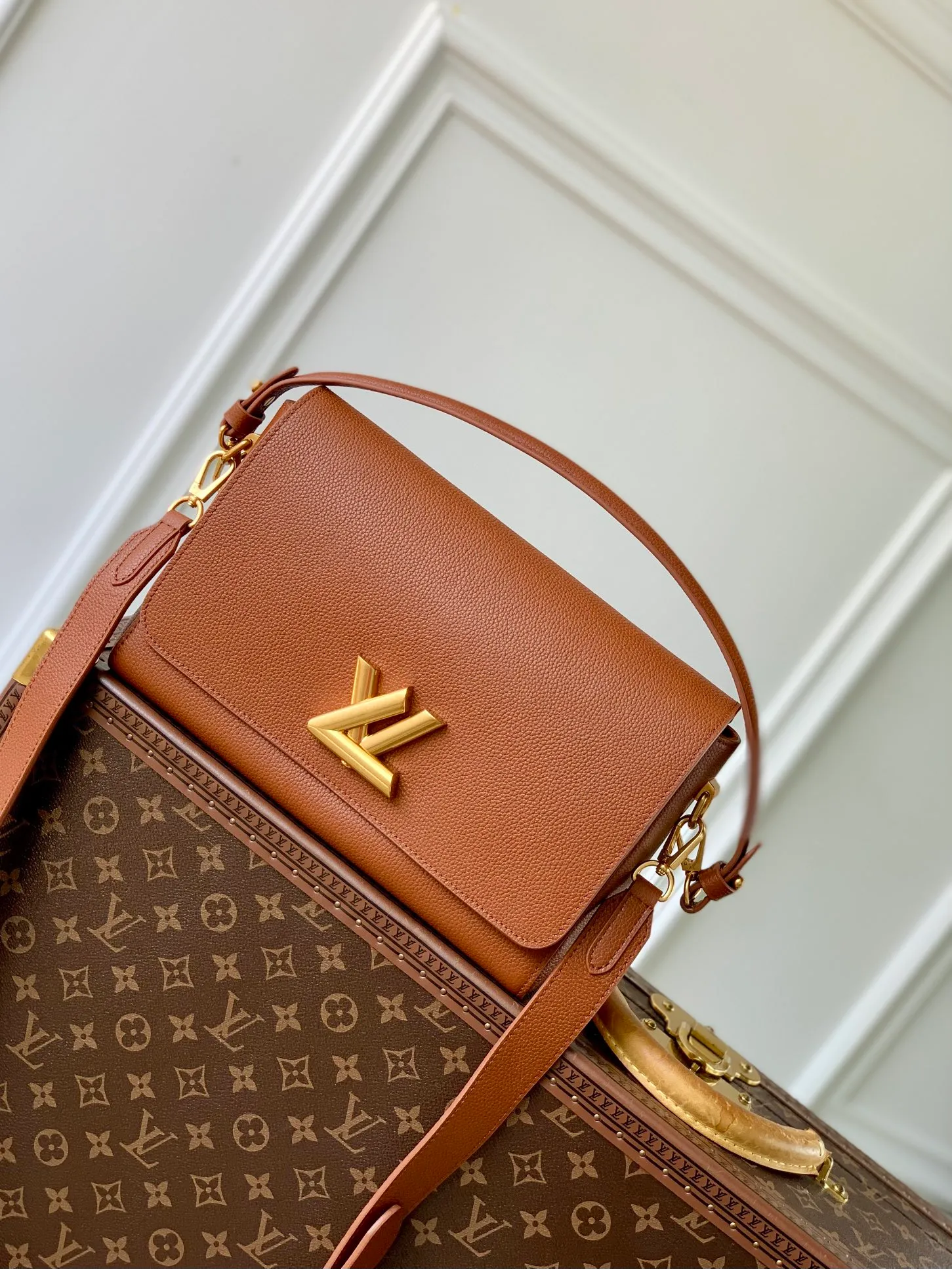 💰1280 (top layer leather) top quality original M24640 brown. This Soft Twist handbag is made of soft cow leather and reinterprets the iconic Twist handbag in a generous size. The aged metal parts shine with eye-catching style, and the fitted design and multiple carrying methods enable a comfortable travel experience. 27 x 19 x 9 cm (length x height x width)