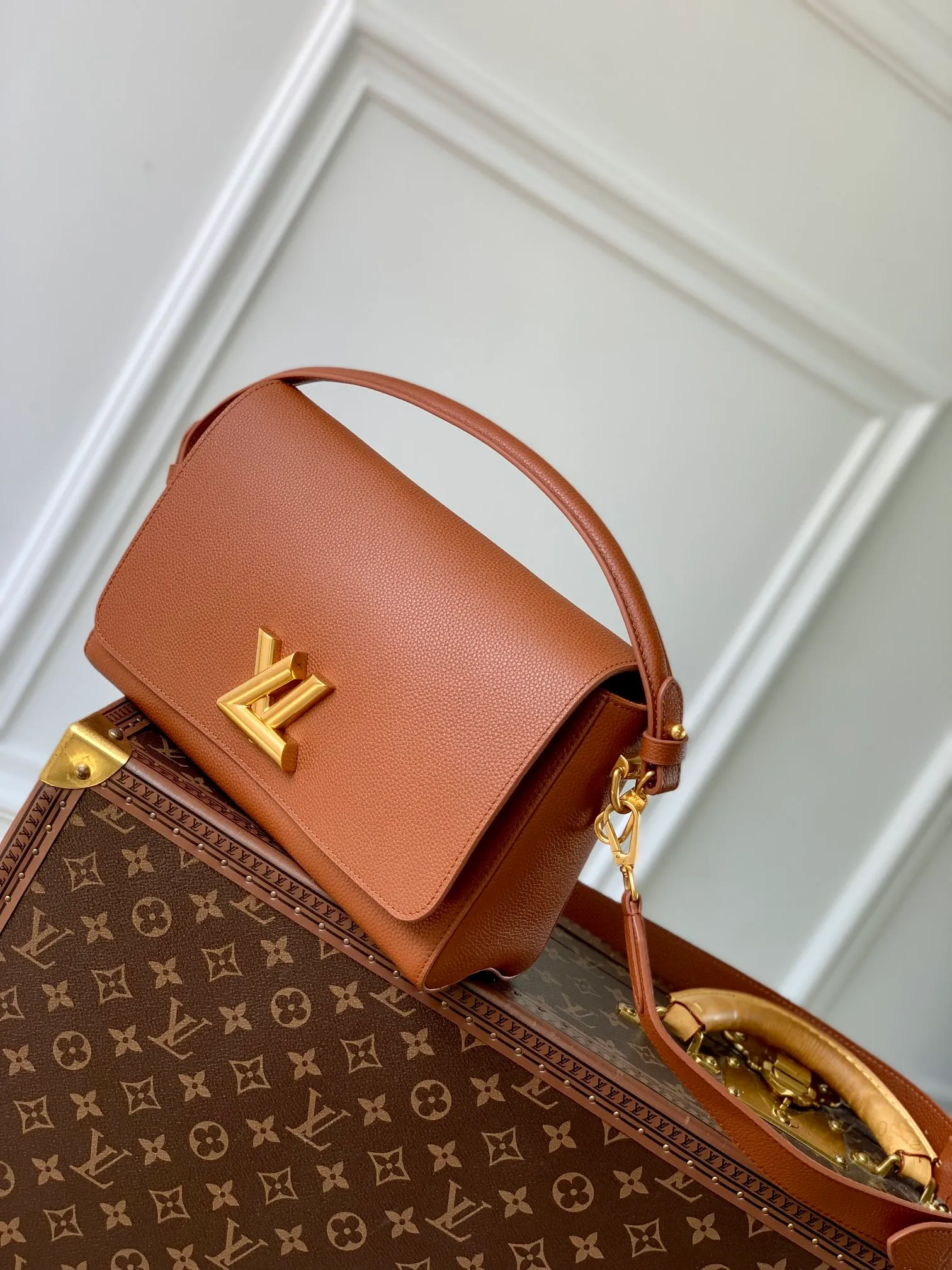 💰1280 (top layer leather) top quality original M24640 brown. This Soft Twist handbag is made of soft cow leather and reinterprets the iconic Twist handbag in a generous size. The aged metal parts shine with eye-catching style, and the fitted design and multiple carrying methods enable a comfortable travel experience. 27 x 19 x 9 cm (length x height x width)