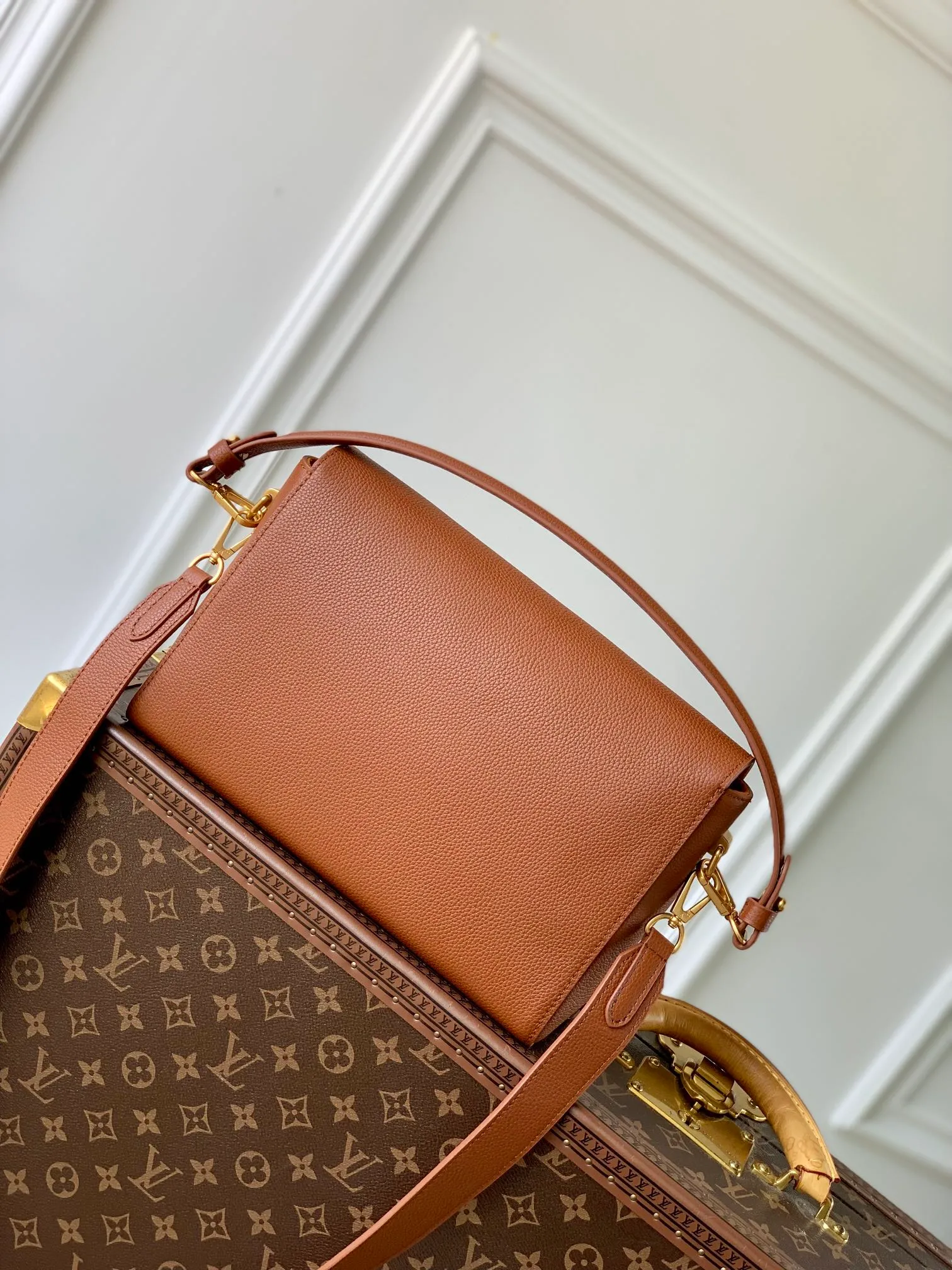 💰1280 (top layer leather) top quality original M24640 brown. This Soft Twist handbag is made of soft cow leather and reinterprets the iconic Twist handbag in a generous size. The aged metal parts shine with eye-catching style, and the fitted design and multiple carrying methods enable a comfortable travel experience. 27 x 19 x 9 cm (length x height x width)
