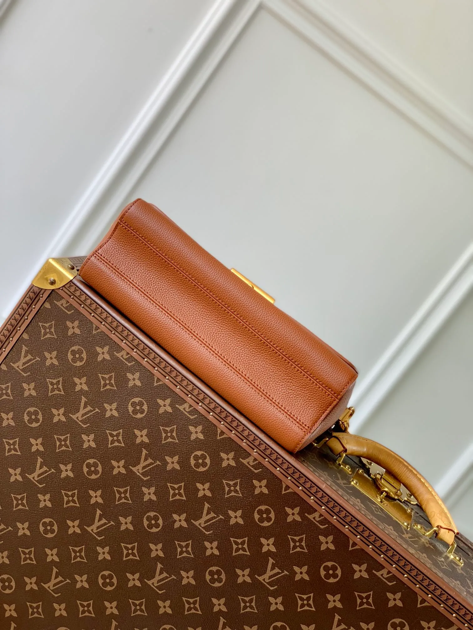 💰1280 (top layer leather) top quality original M24640 brown. This Soft Twist handbag is made of soft cow leather and reinterprets the iconic Twist handbag in a generous size. The aged metal parts shine with eye-catching style, and the fitted design and multiple carrying methods enable a comfortable travel experience. 27 x 19 x 9 cm (length x height x width)