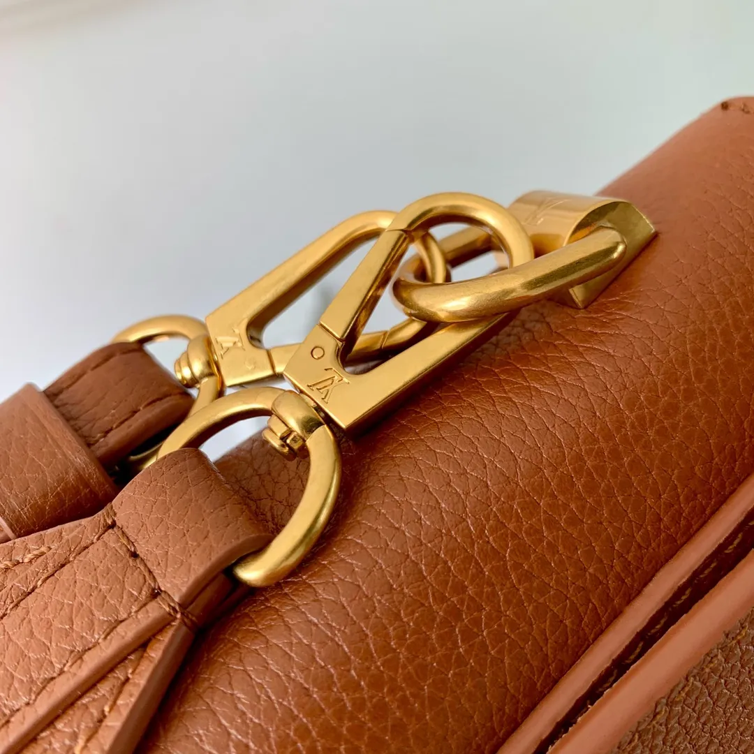 💰1280 (top layer leather) top quality original M24640 brown. This Soft Twist handbag is made of soft cow leather and reinterprets the iconic Twist handbag in a generous size. The aged metal parts shine with eye-catching style, and the fitted design and multiple carrying methods enable a comfortable travel experience. 27 x 19 x 9 cm (length x height x width)