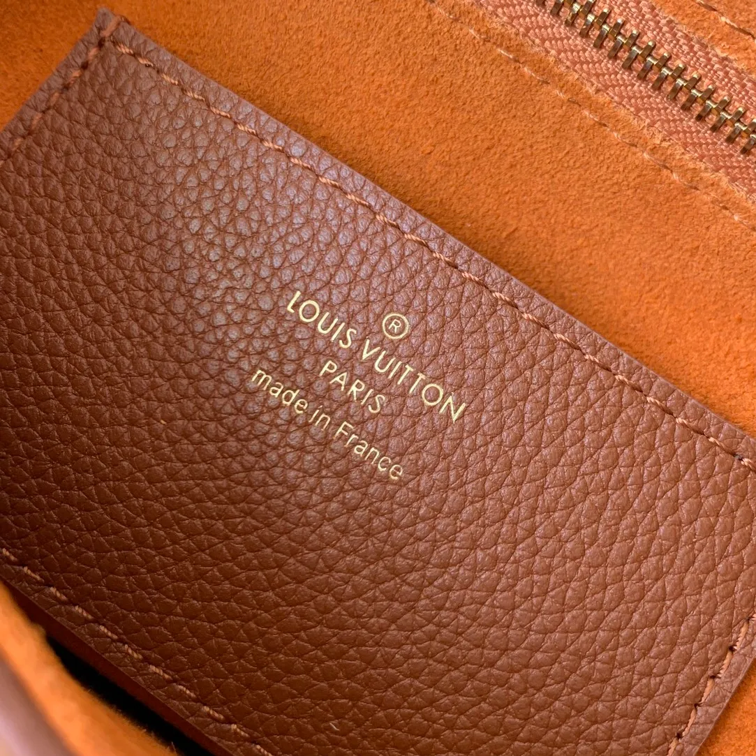 💰1280 (top layer leather) top quality original M24640 brown. This Soft Twist handbag is made of soft cow leather and reinterprets the iconic Twist handbag in a generous size. The aged metal parts shine with eye-catching style, and the fitted design and multiple carrying methods enable a comfortable travel experience. 27 x 19 x 9 cm (length x height x width)