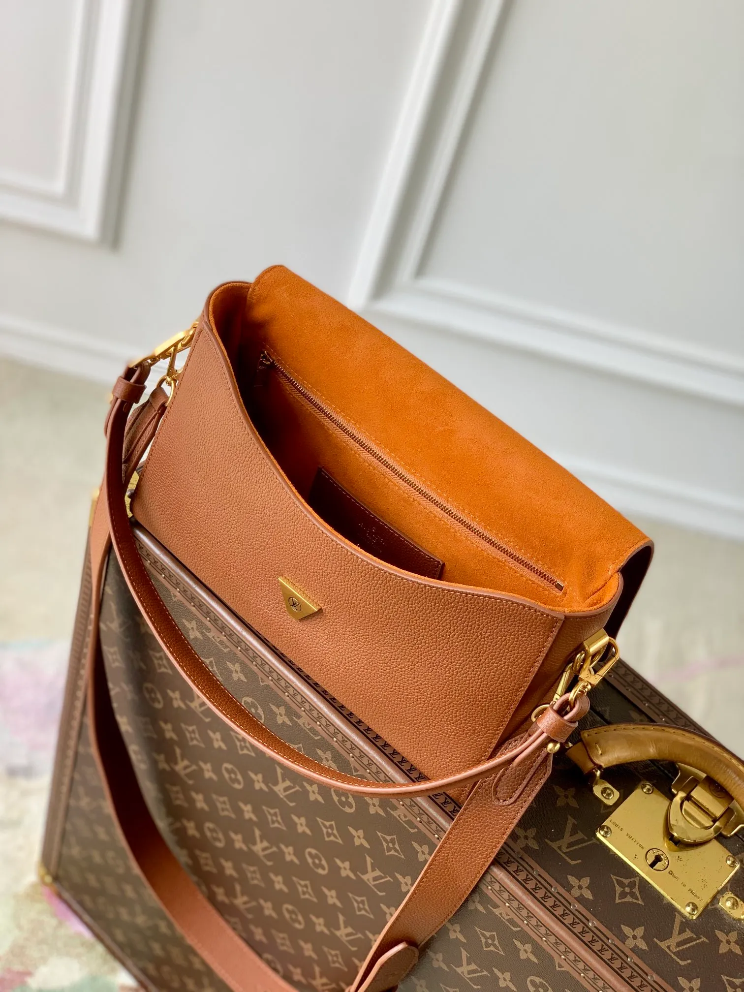 💰1280 (top layer leather) top quality original M24640 brown. This Soft Twist handbag is made of soft cow leather and reinterprets the iconic Twist handbag in a generous size. The aged metal parts shine with eye-catching style, and the fitted design and multiple carrying methods enable a comfortable travel experience. 27 x 19 x 9 cm (length x height x width)