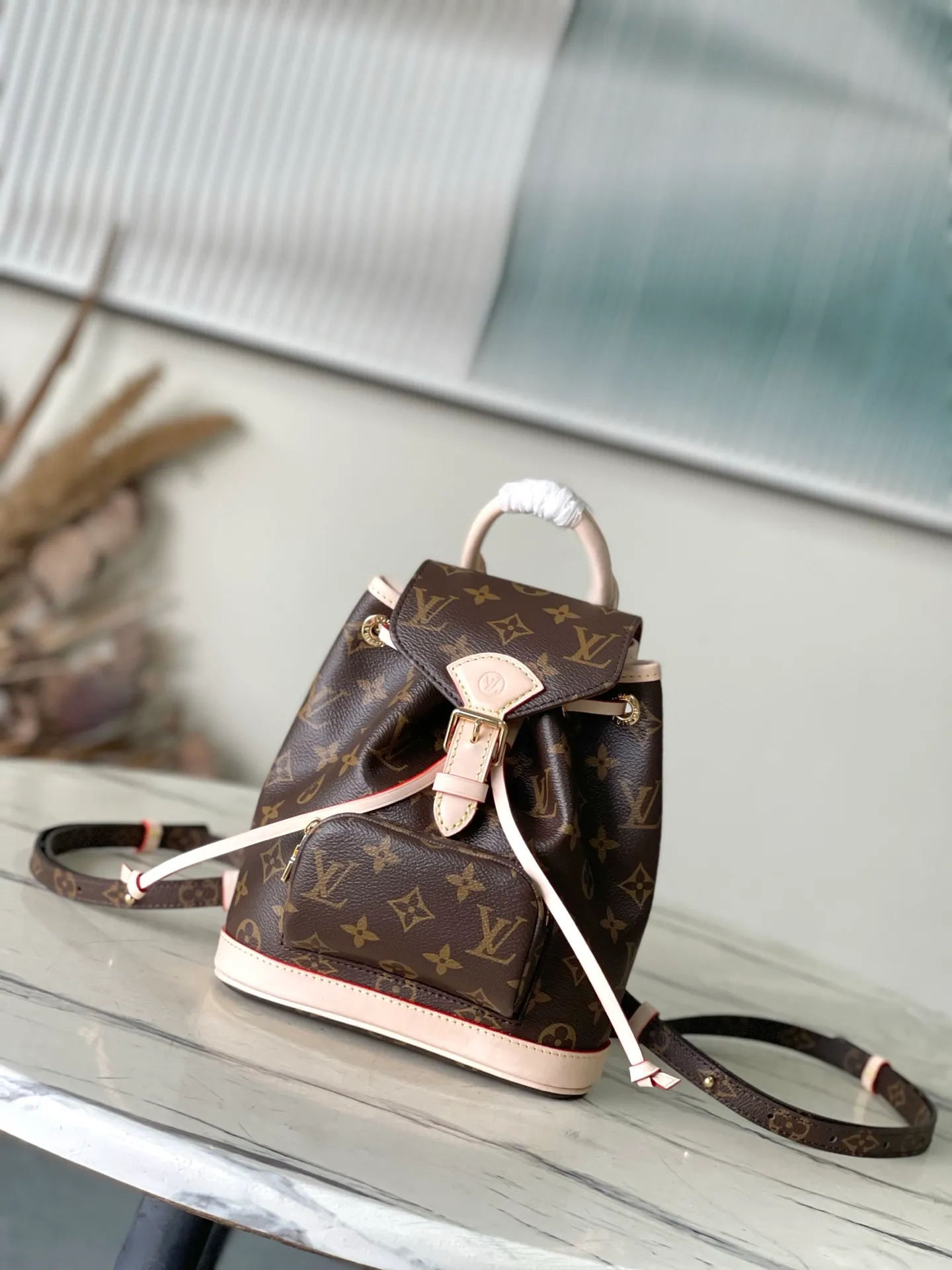 💰980 Top Original M11199 This Montsouris mini backpack is made of Monogram coated canvas with cow leather trim, and the cow leather bottom creates a sophisticated structure. Top handles and adjustable leather straps allow for on-trend style, while a drawstring and magnetic closure ensure secure storage. Dimensions: 24 × 25 × 12 cm