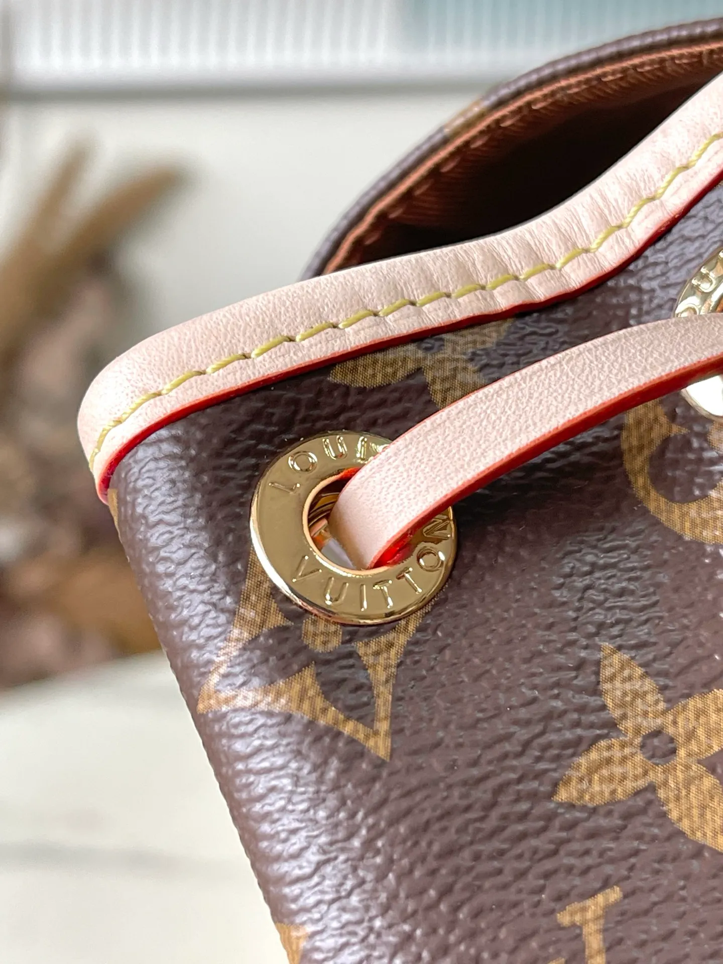 💰980 Top Original M11199 This Montsouris mini backpack is made of Monogram coated canvas with cow leather trim, and the cow leather bottom creates a sophisticated structure. Top handles and adjustable leather straps allow for on-trend style, while a drawstring and magnetic closure ensure secure storage. Dimensions: 24 × 25 × 12 cm
