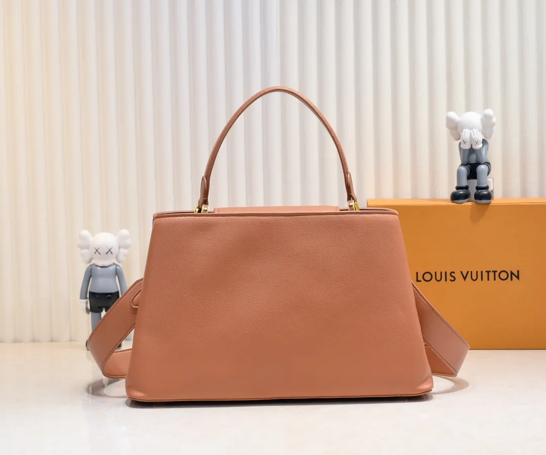 The upgraded version of P440 M24607 brown CapucinesSouple large handbag reinterprets Louis Vuitton's classic design, using smooth cow leather to achieve a soft touch. The roomy construction, top handles and detachable shoulder strap make it easy to take with you when commuting to the office or on weekend trips. Detailed features 38 x 23 x 16 cm (length x height x width)