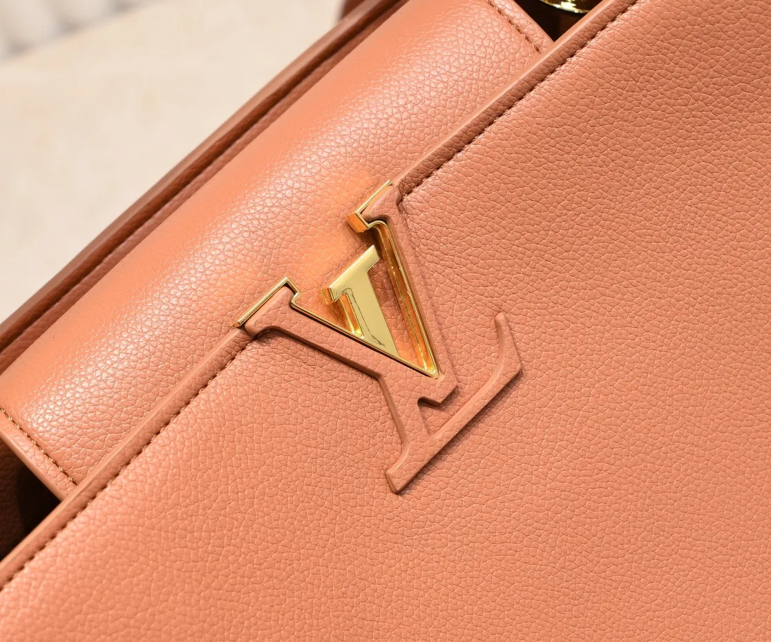 The upgraded version of P440 M24607 brown CapucinesSouple large handbag reinterprets Louis Vuitton's classic design, using smooth cow leather to achieve a soft touch. The roomy construction, top handles and detachable shoulder strap make it easy to take with you when commuting to the office or on weekend trips. Detailed features 38 x 23 x 16 cm (length x height x width)