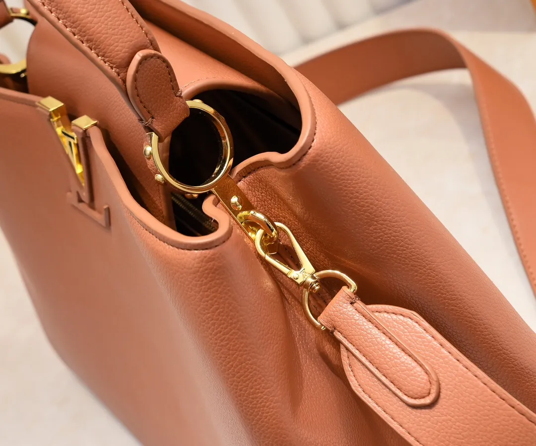 The upgraded version of P440 M24607 brown CapucinesSouple large handbag reinterprets Louis Vuitton's classic design, using smooth cow leather to achieve a soft touch. The roomy construction, top handles and detachable shoulder strap make it easy to take with you when commuting to the office or on weekend trips. Detailed features 38 x 23 x 16 cm (length x height x width)
