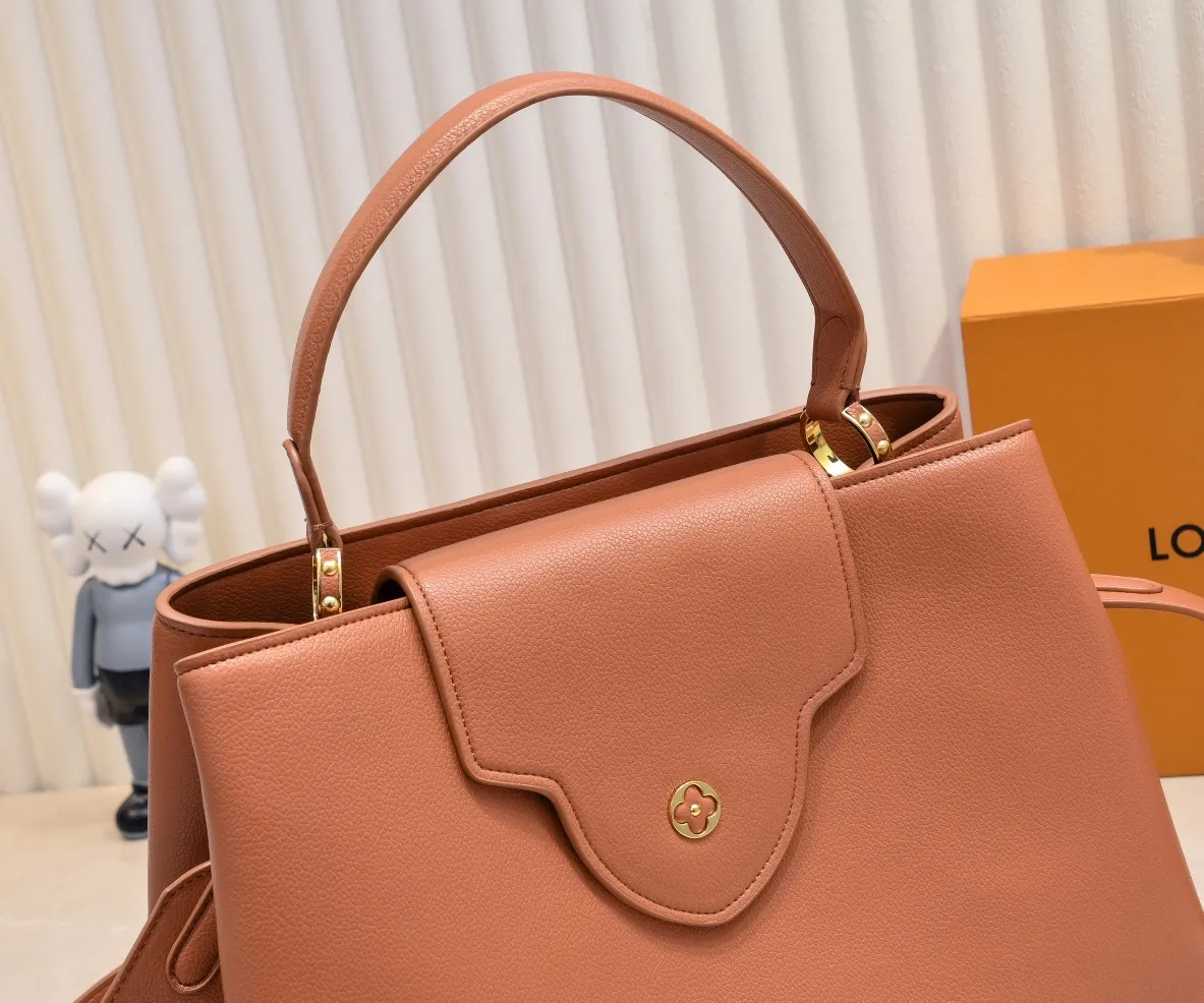 The upgraded version of P440 M24607 brown CapucinesSouple large handbag reinterprets Louis Vuitton's classic design, using smooth cow leather to achieve a soft touch. The roomy construction, top handles and detachable shoulder strap make it easy to take with you when commuting to the office or on weekend trips. Detailed features 38 x 23 x 16 cm (length x height x width)