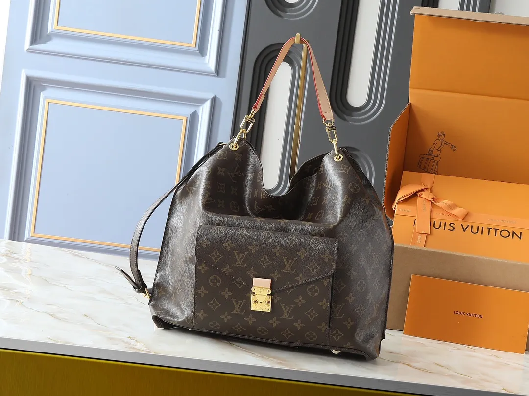 💰280💰Upgraded from the original M40781. This Métis made of second-hand Monogram canvas fulfills its promise with its own attitude. With its emphasis on lines and silhouettes, the Métis handbag combines the versatility required of a modern handbag with the elegance and charm of Louis Vuitton's heritage. Two detachable shoulder straps, can be used to carry, carry or carry on the shoulder. Size 32x36x14cm