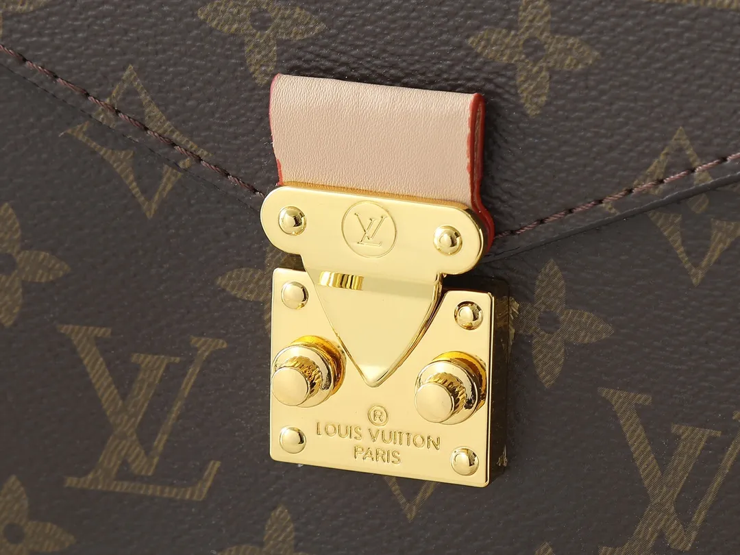 💰280💰Upgraded from the original M40781. This Métis made of second-hand Monogram canvas fulfills its promise with its own attitude. With its emphasis on lines and silhouettes, the Métis handbag combines the versatility required of a modern handbag with the elegance and charm of Louis Vuitton's heritage. Two detachable shoulder straps, can be used to carry, carry or carry on the shoulder. Size 32x36x14cm
