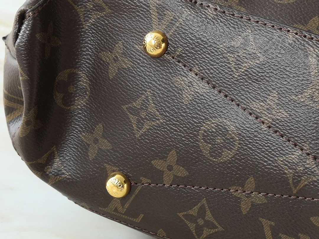 💰280💰Upgraded from the original M40781. This Métis made of second-hand Monogram canvas fulfills its promise with its own attitude. With its emphasis on lines and silhouettes, the Métis handbag combines the versatility required of a modern handbag with the elegance and charm of Louis Vuitton's heritage. Two detachable shoulder straps, can be used to carry, carry or carry on the shoulder. Size 32x36x14cm