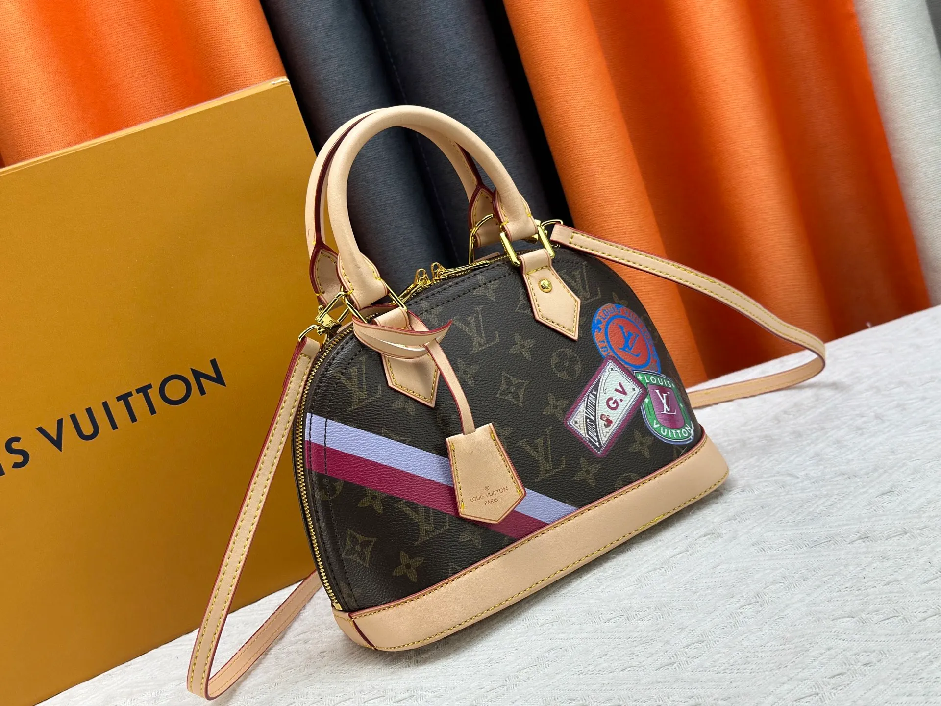 P280 M53152 M13670 The most structured of Louis Vuitton's iconic handbags. Its prototype is a piece designed by Gaston Vuitton and named after the Alma Bridge, which connects two adjacent fashionable districts in Paris. Signature Monogram canvas gives it a classic feel. Dimensions: 25 x 19 x 12 cm (length x height x width)