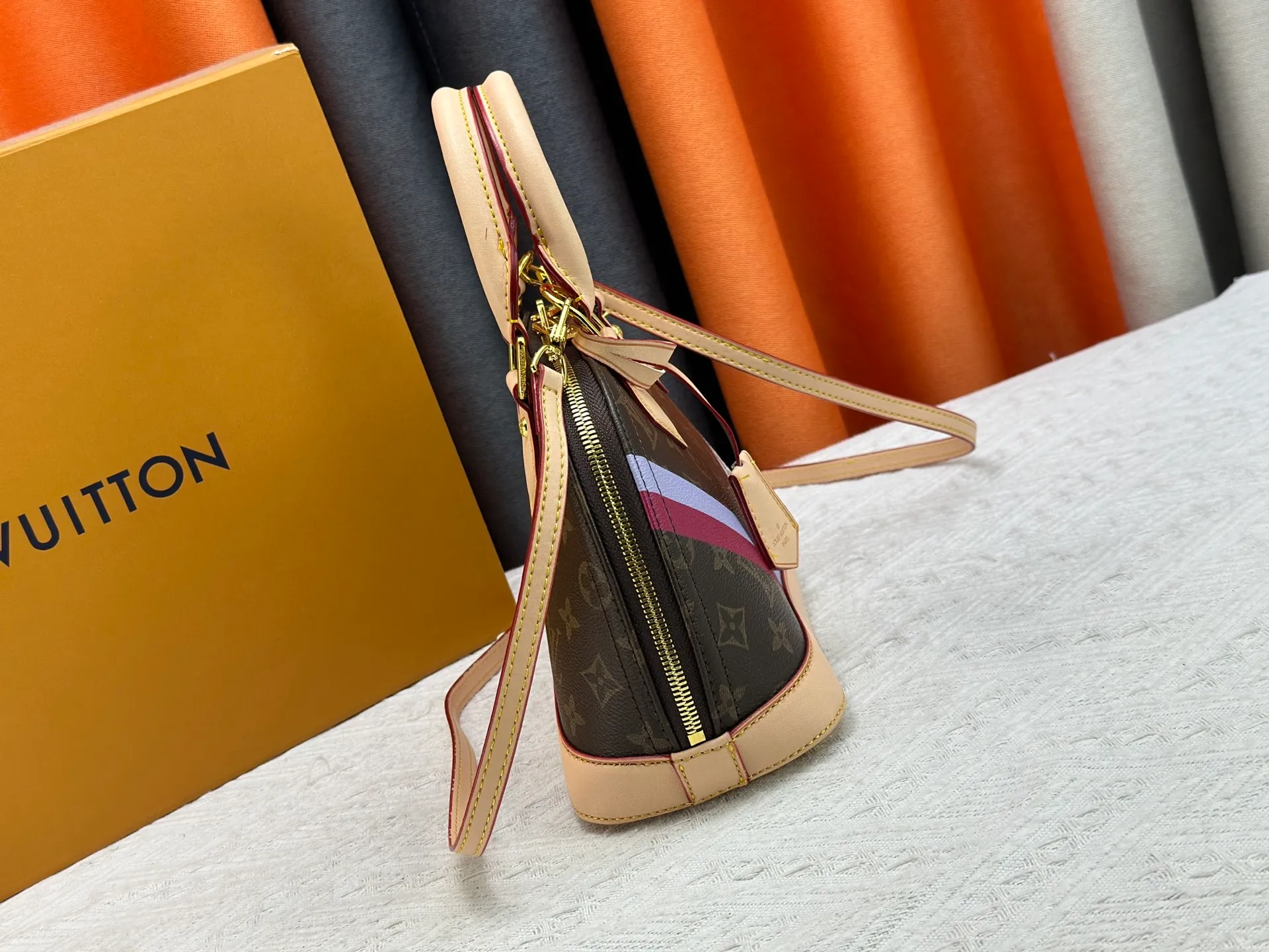 P280 M53152 M13670 The most structured of Louis Vuitton's iconic handbags. Its prototype is a piece designed by Gaston Vuitton and named after the Alma Bridge, which connects two adjacent fashionable districts in Paris. Signature Monogram canvas gives it a classic feel. Dimensions: 25 x 19 x 12 cm (length x height x width)