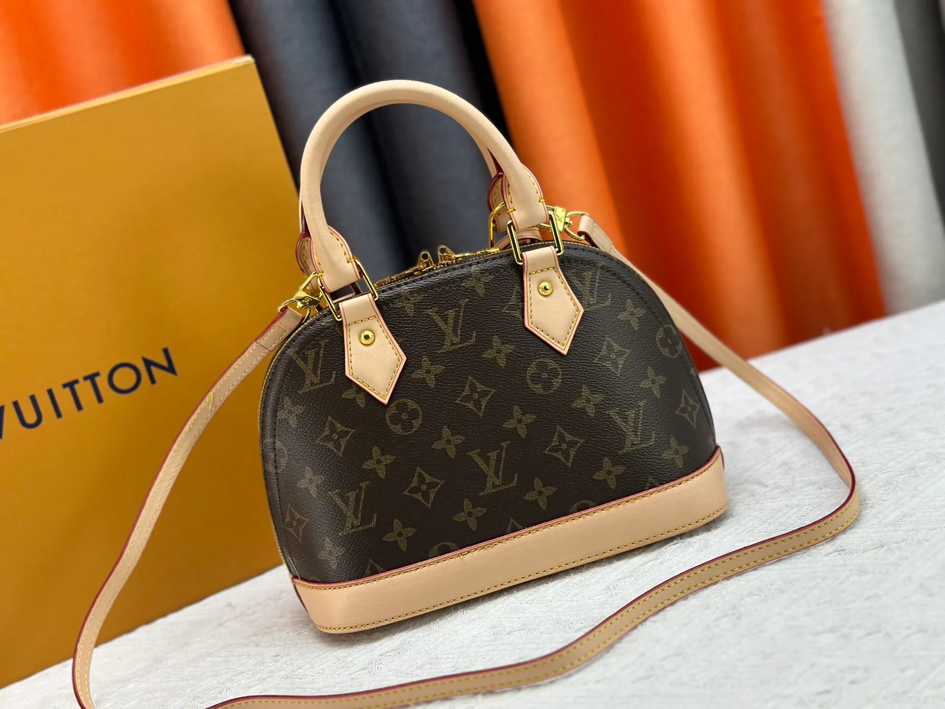 P280 M53152 M13670 The most structured of Louis Vuitton's iconic handbags. Its prototype is a piece designed by Gaston Vuitton and named after the Alma Bridge, which connects two adjacent fashionable districts in Paris. Signature Monogram canvas gives it a classic feel. Dimensions: 25 x 19 x 12 cm (length x height x width)