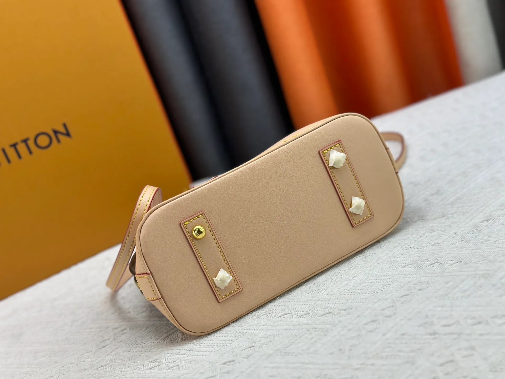 P280 M53152 M13670 The most structured of Louis Vuitton's iconic handbags. Its prototype is a piece designed by Gaston Vuitton and named after the Alma Bridge, which connects two adjacent fashionable districts in Paris. Signature Monogram canvas gives it a classic feel. Dimensions: 25 x 19 x 12 cm (length x height x width)