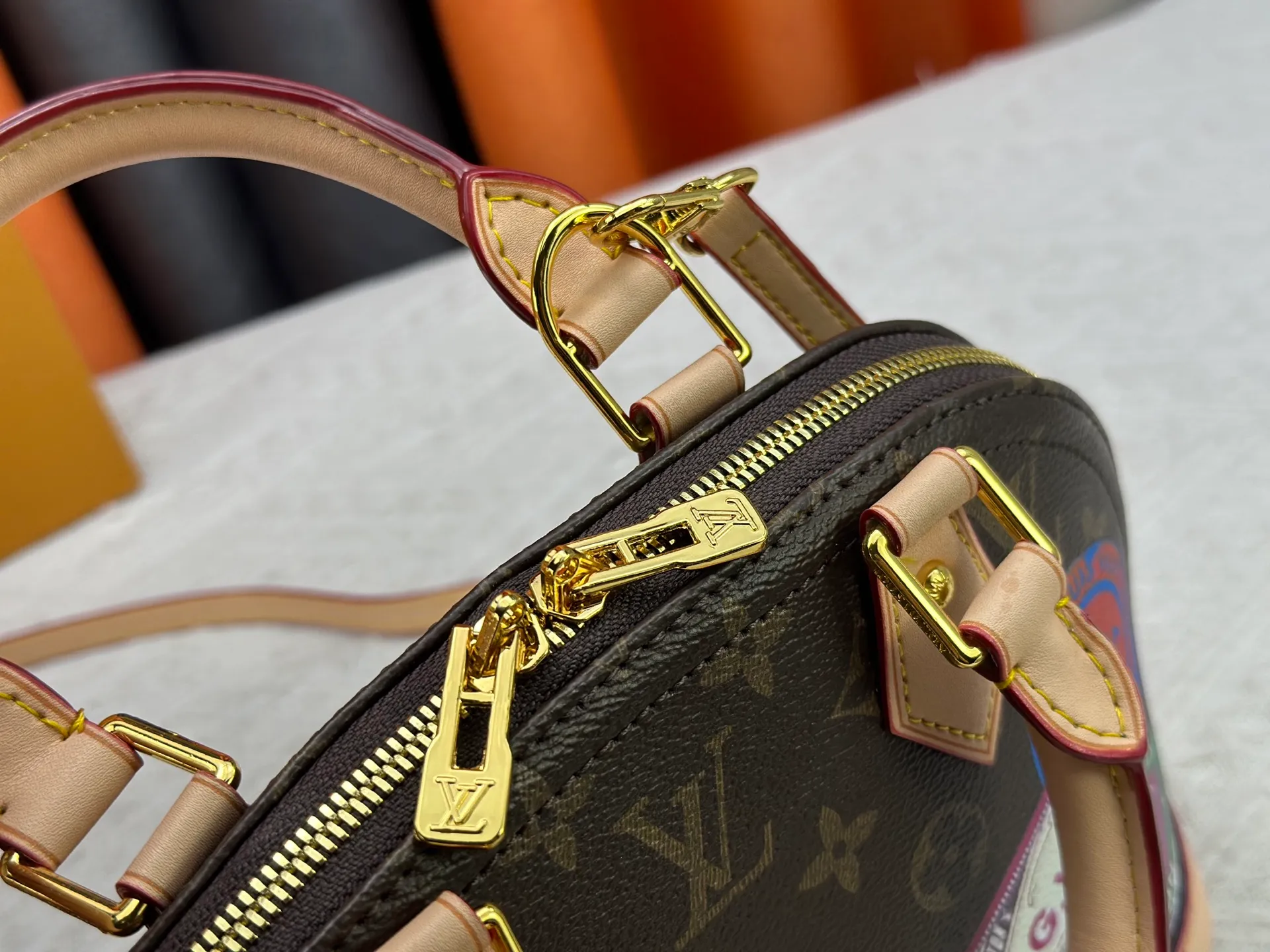 P280 M53152 M13670 The most structured of Louis Vuitton's iconic handbags. Its prototype is a piece designed by Gaston Vuitton and named after the Alma Bridge, which connects two adjacent fashionable districts in Paris. Signature Monogram canvas gives it a classic feel. Dimensions: 25 x 19 x 12 cm (length x height x width)