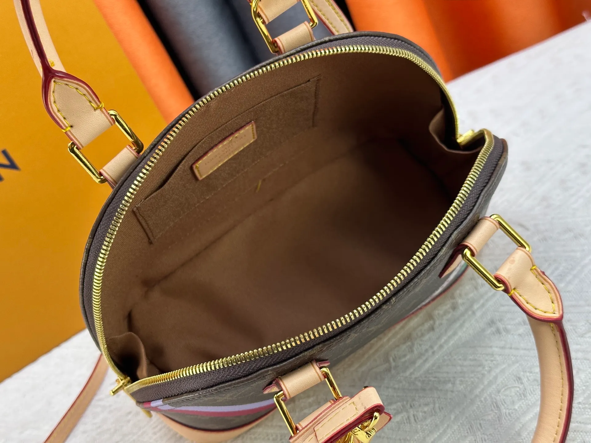 P280 M53152 M13670 The most structured of Louis Vuitton's iconic handbags. Its prototype is a piece designed by Gaston Vuitton and named after the Alma Bridge, which connects two adjacent fashionable districts in Paris. Signature Monogram canvas gives it a classic feel. Dimensions: 25 x 19 x 12 cm (length x height x width)