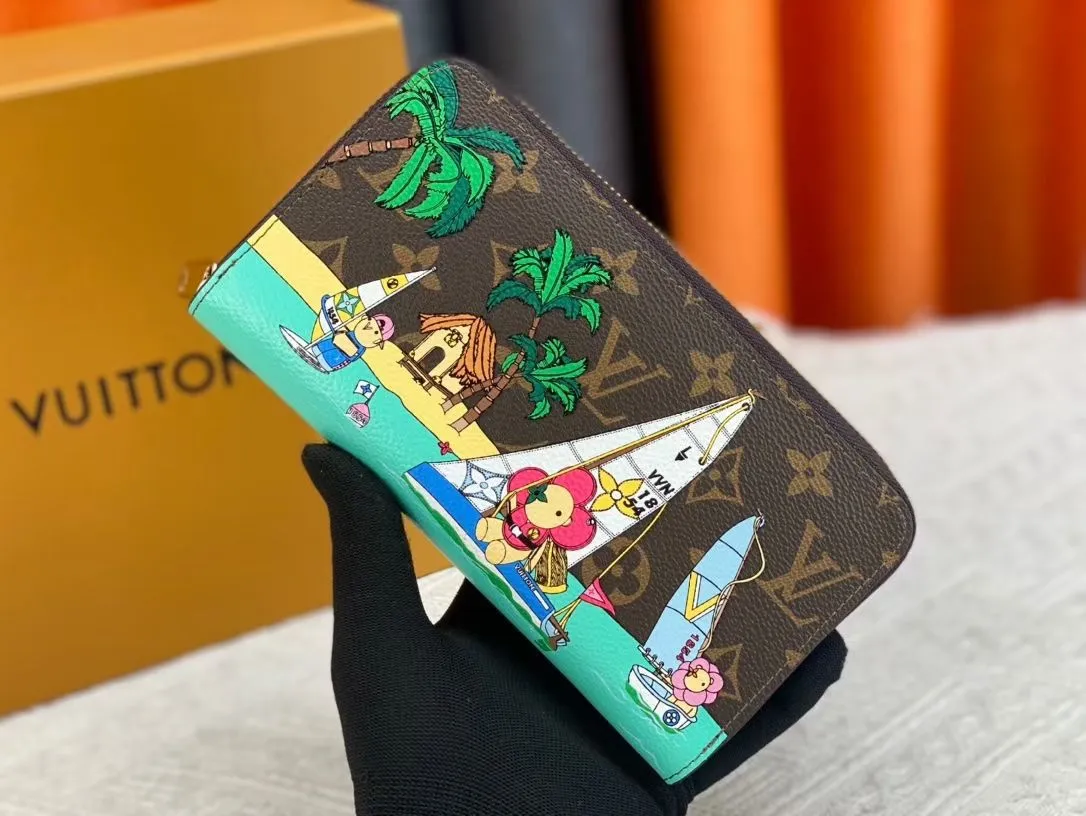 P150💰 M80857M60017 Japan limited wallet "Gibby Wallet", printed with Louis Vuitton's cute mascot "Vivian" illustration on single gram canvas. Brightly colored kites and cute mascots are combined, embellished with tiny single flowers. This is a collectible item that is perfect as a gift for those who love singles. Size: 19x 12.5x 3.0cm, 🎁🎁