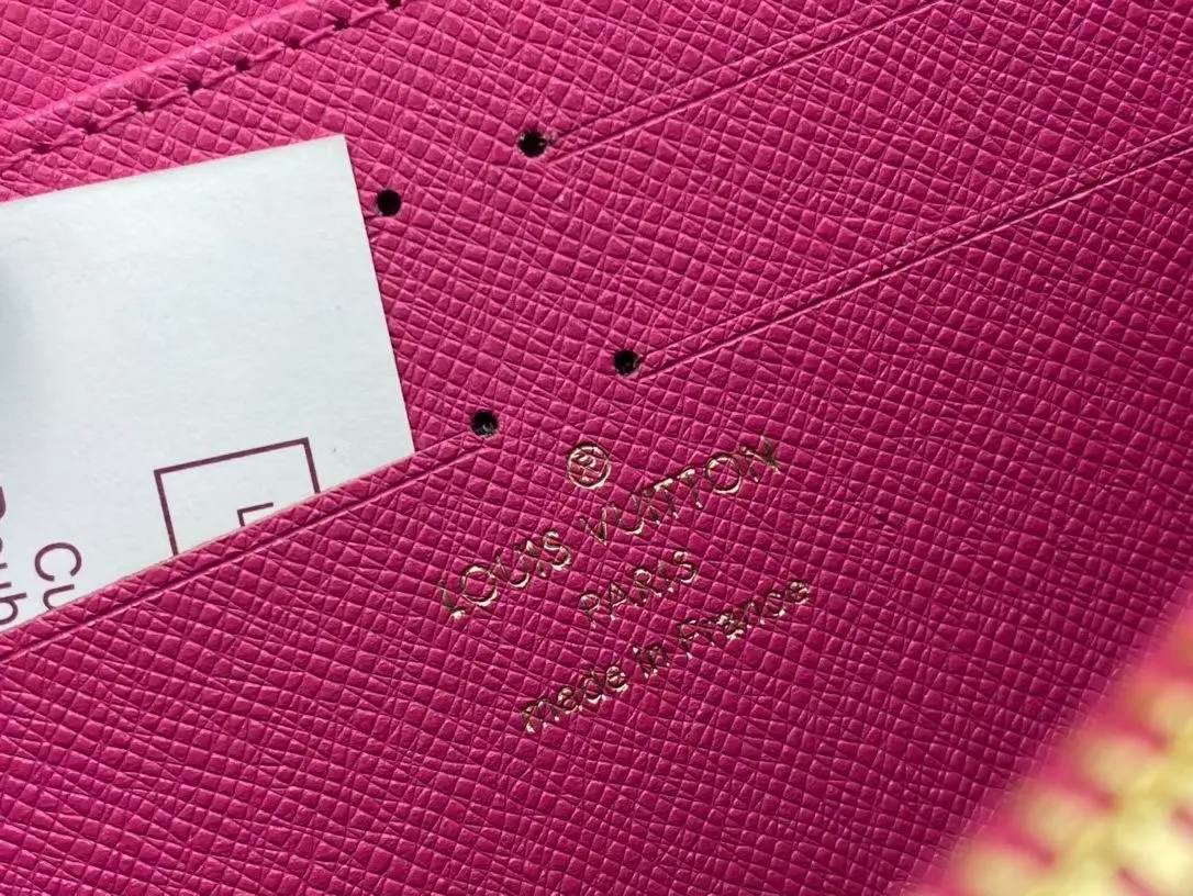 P150💰 M80857M60017 Japan limited wallet "Gibby Wallet", printed with Louis Vuitton's cute mascot "Vivian" illustration on single gram canvas. Brightly colored kites and cute mascots are combined, embellished with tiny single flowers. This is a collectible item that is perfect as a gift for those who love singles. Size: 19x 12.5x 3.0cm, 🎁🎁